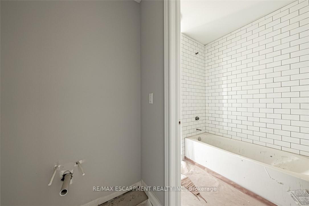 Photo 24 of 44 Cesar Place, Hamilton, Ancaster — HOMEH