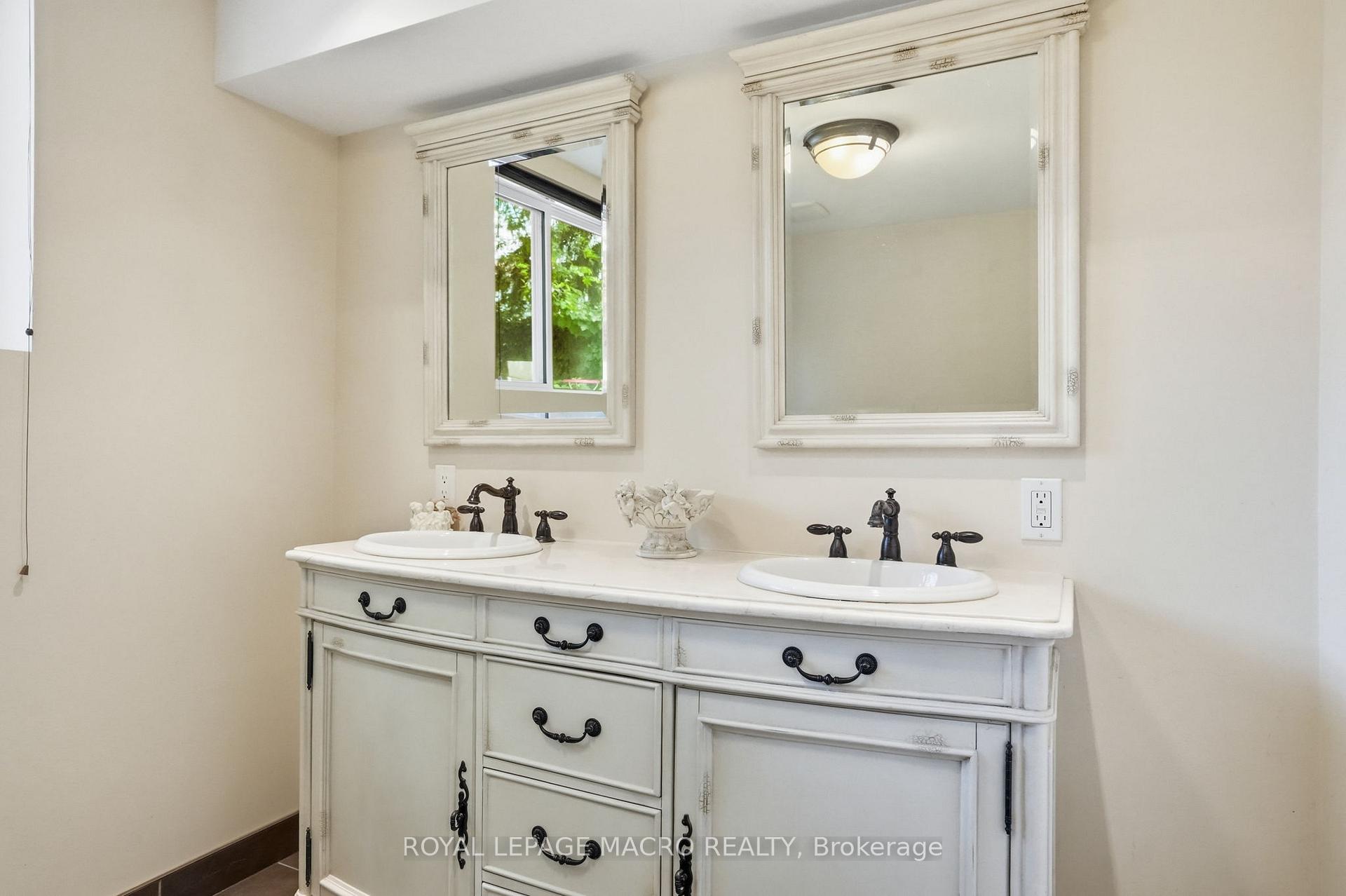Photo 33 of 3411 Lansdown Drive, Burlington, Palmer — HOMEH