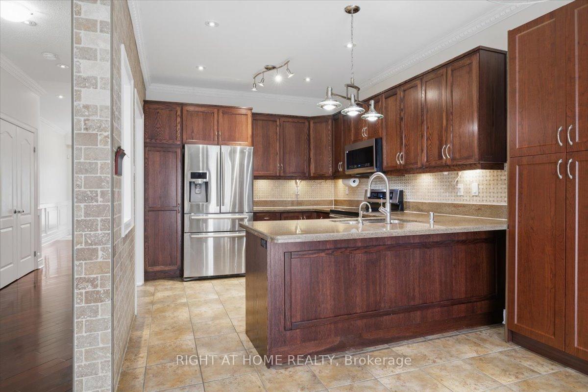 Photo 11 of 15 Willowbanks Terrace, Hamilton, Lakeshore — HOMEH
