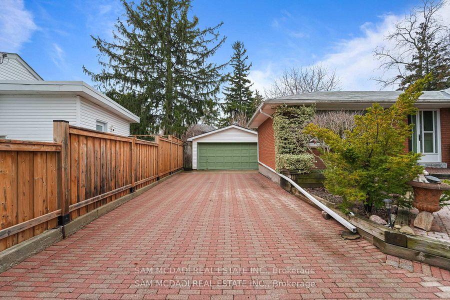 Photo 3 of 2470 Meadowood Crescent, Oakville, Bronte — HOMEH