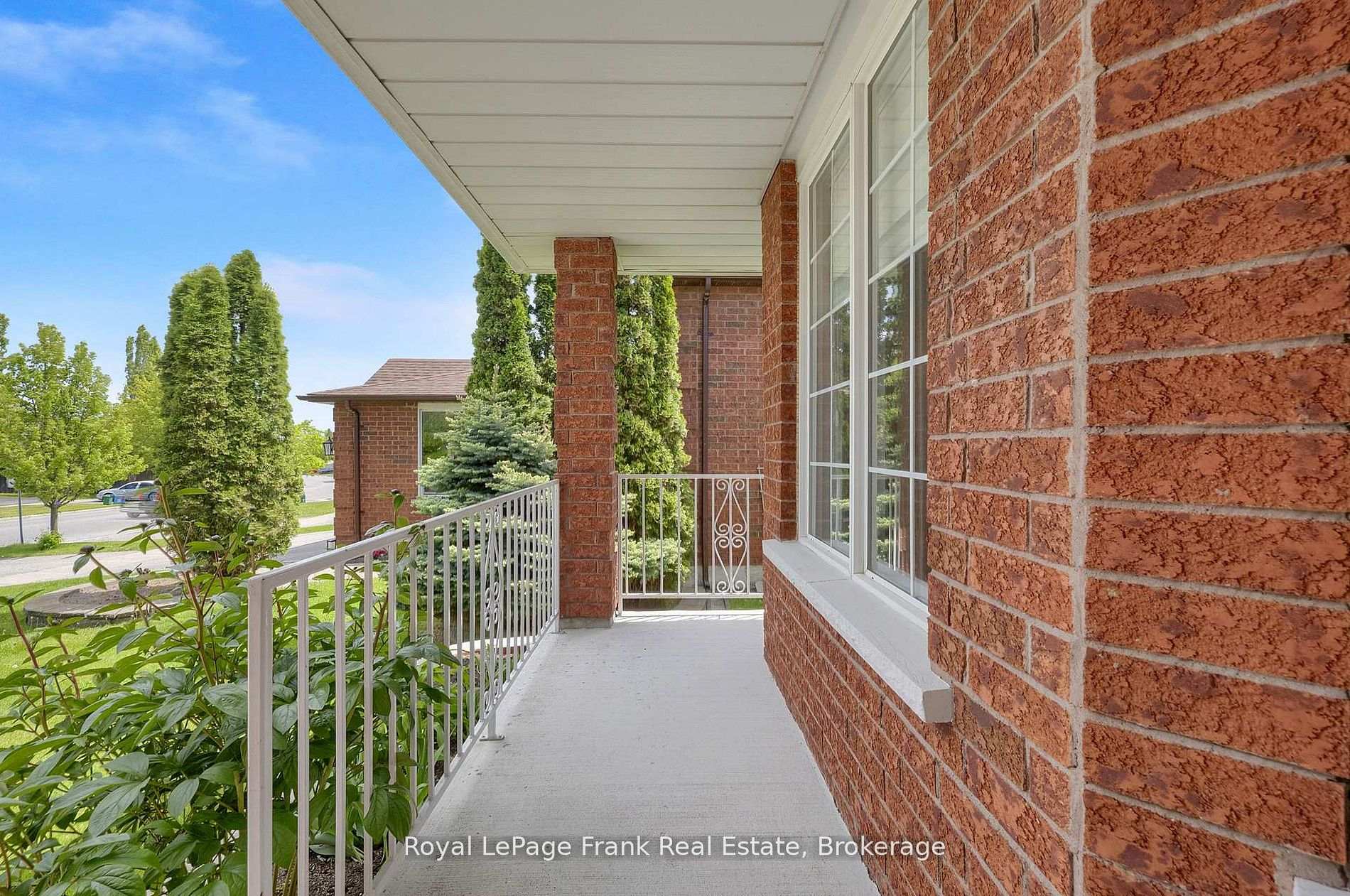 Photo 2 of 92 West Side Drive, Clarington, Bowmanville — HOMEH