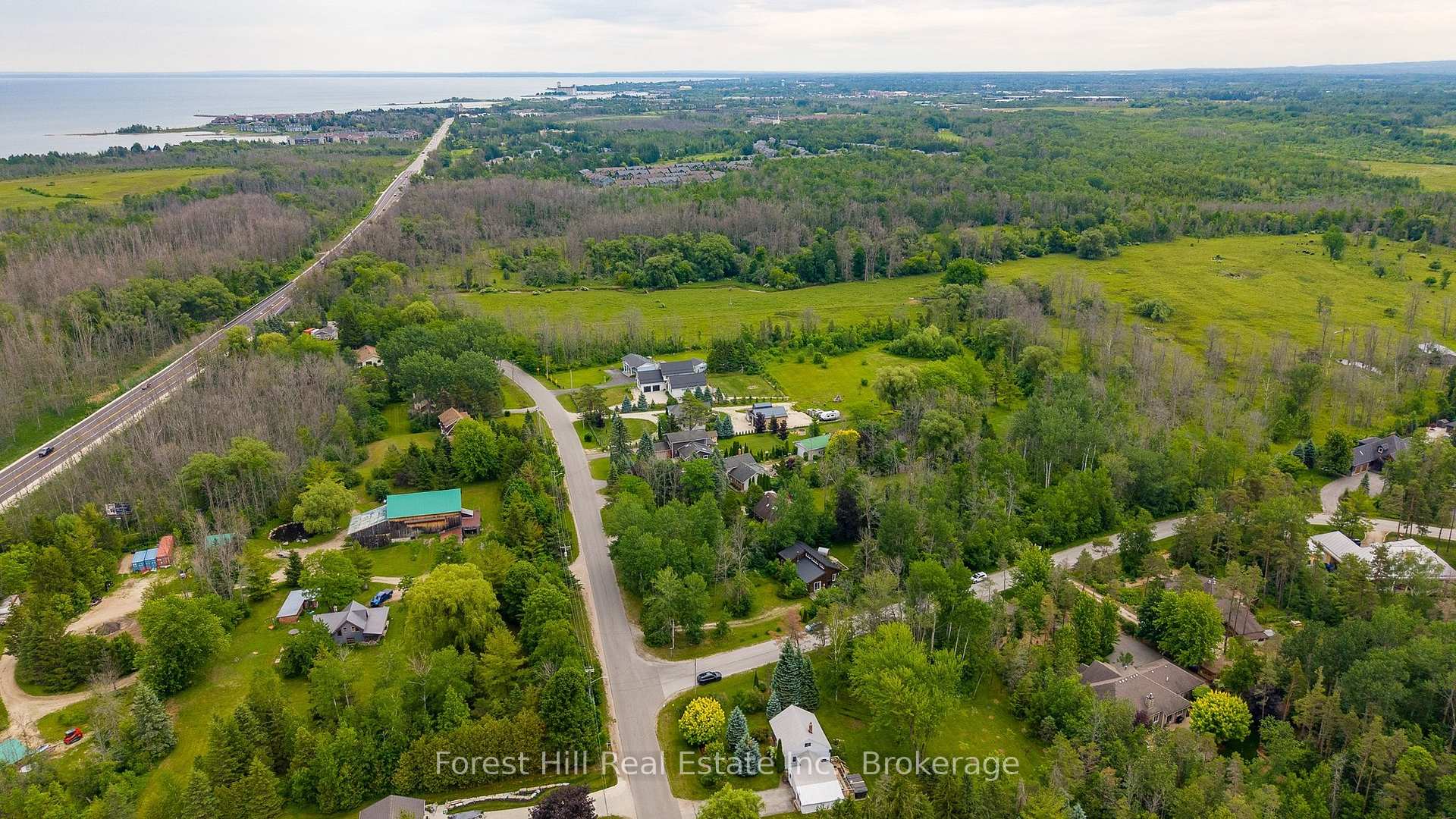 Photo 3 of 23 Silver Creek Drive, Collingwood — HOMEH