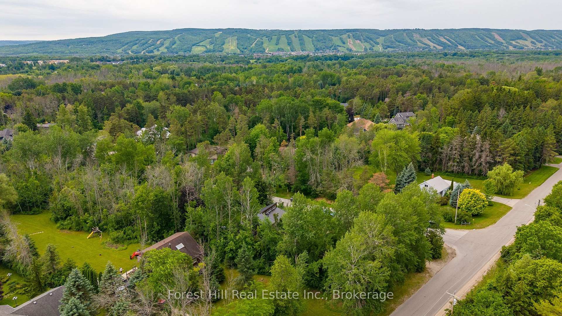 Photo 4 of 23 Silver Creek Drive, Collingwood — HOMEH