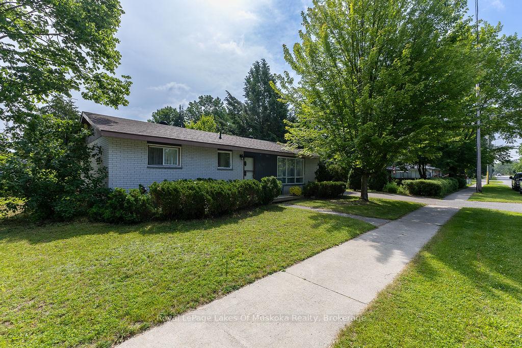 Photo 2 of 880 Sarah Street N, Gravenhurst, Muskoka (S) — HOMEH