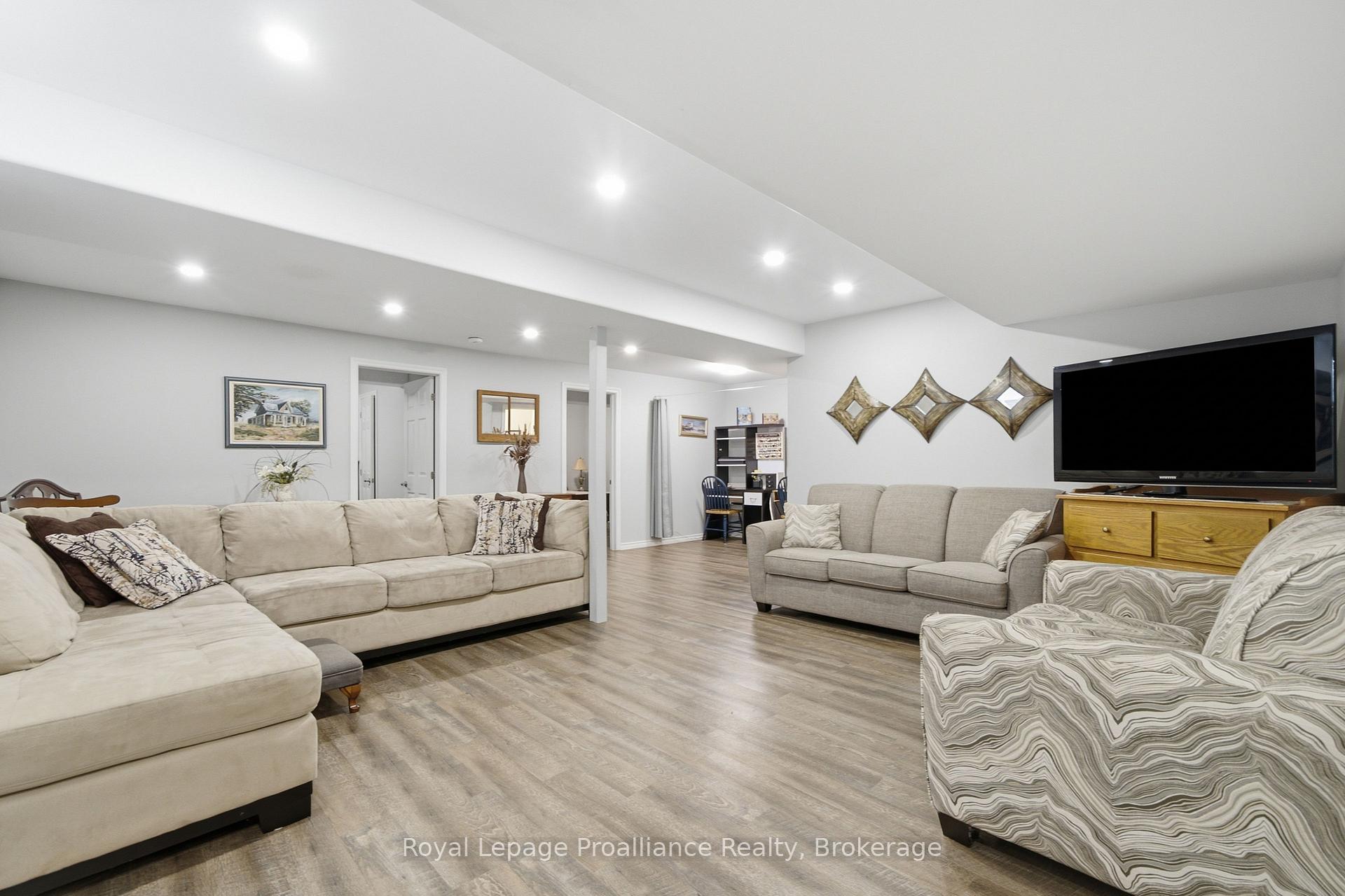 Photo 24 of 39 Cypress Drive, Belleville, Thurlow Ward — HOMEH