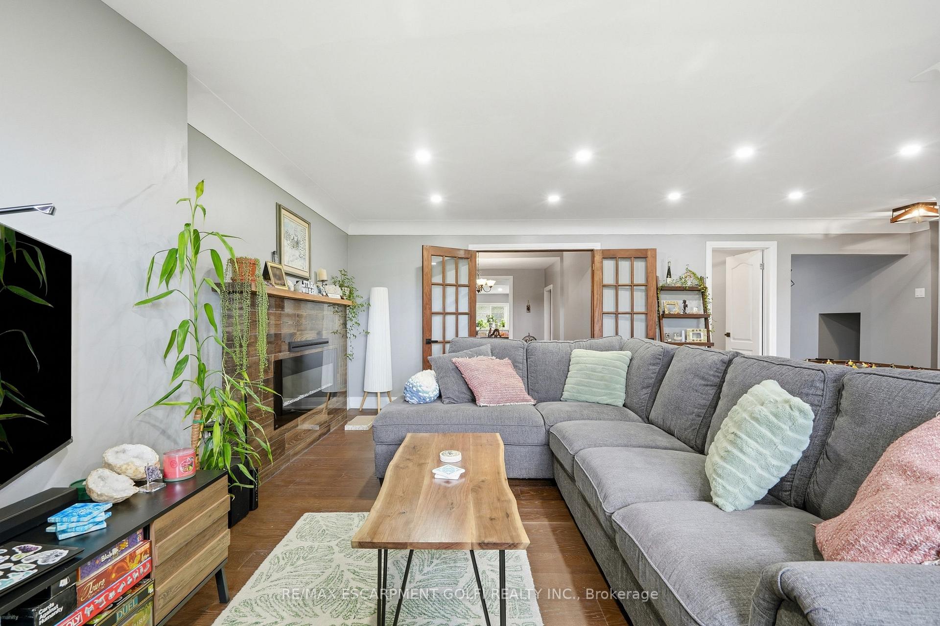 Photo 5 of 7186 Garner Road, Niagara Falls, Forestview — HOMEH