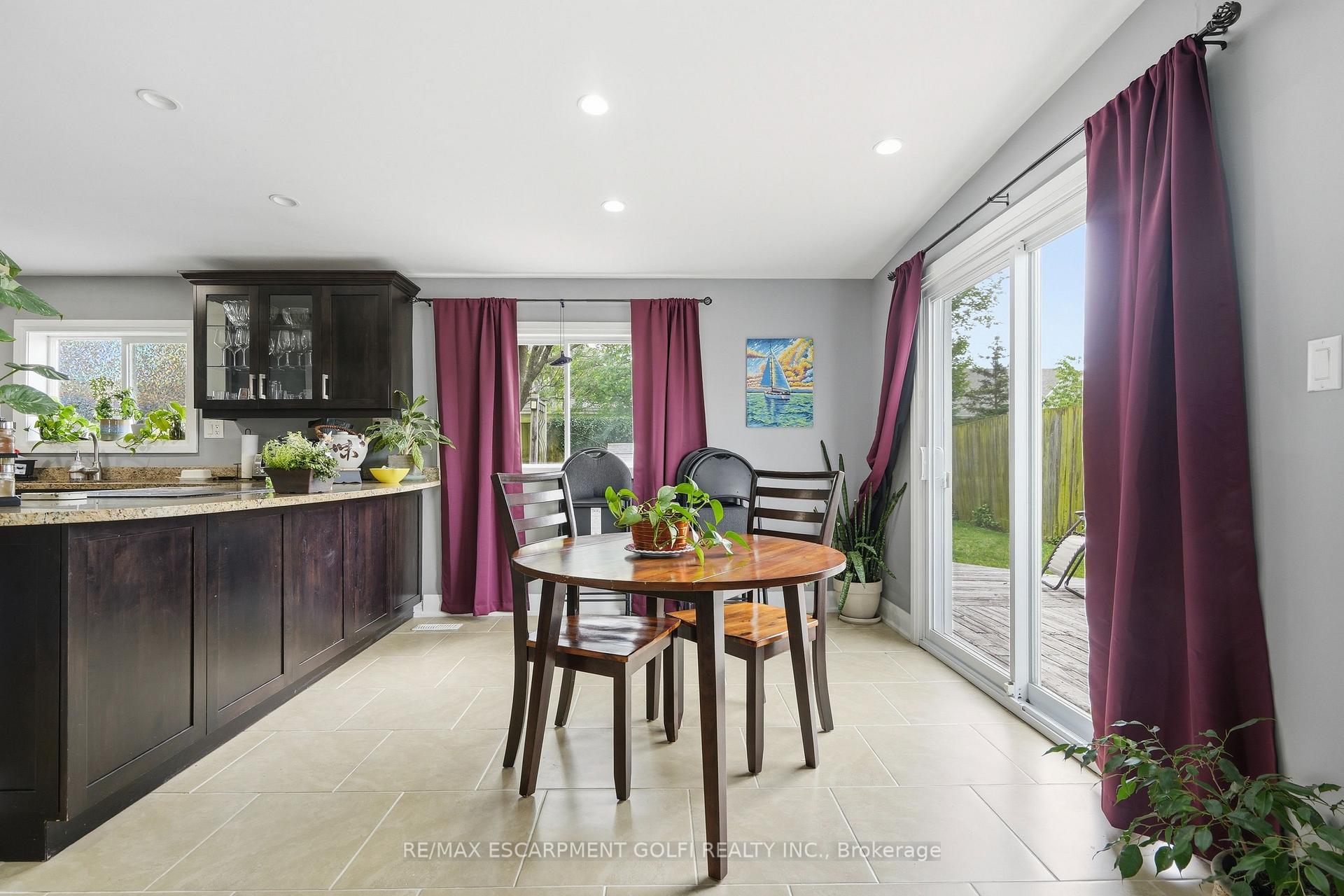 Photo 6 of 7186 Garner Road, Niagara Falls, Forestview — HOMEH