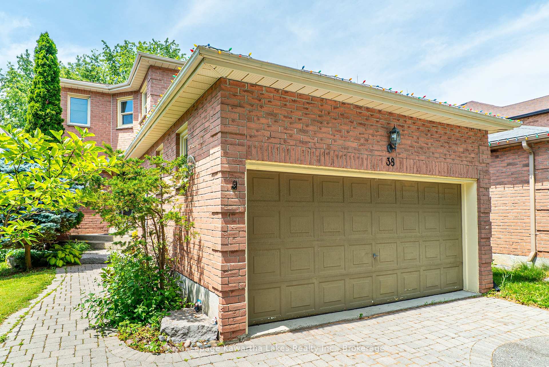 Photo 2 of 38 Lipton Crescent, Whitby, Pringle Creek — HOMEH