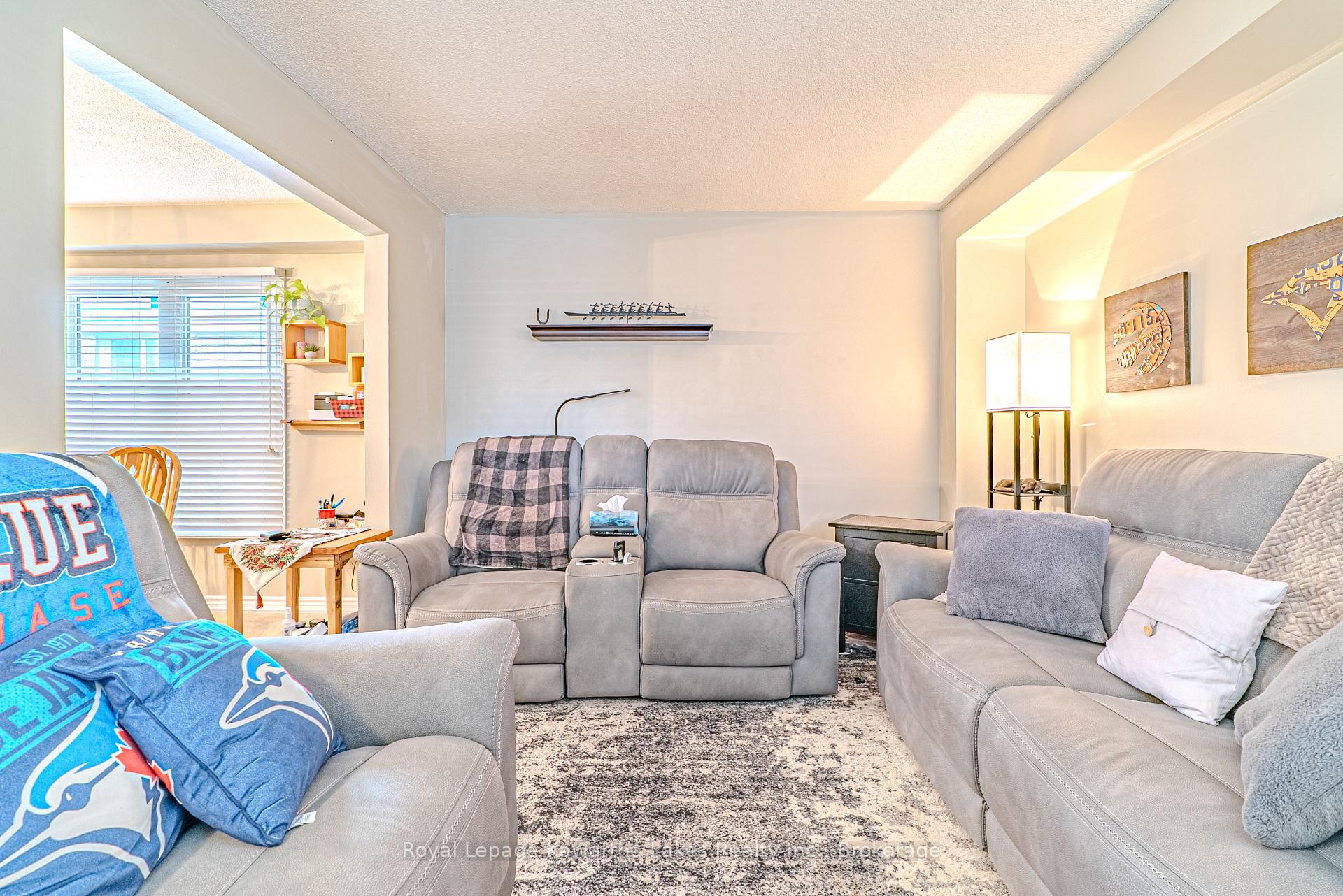 Photo 9 of 38 Lipton Crescent, Whitby, Pringle Creek — HOMEH