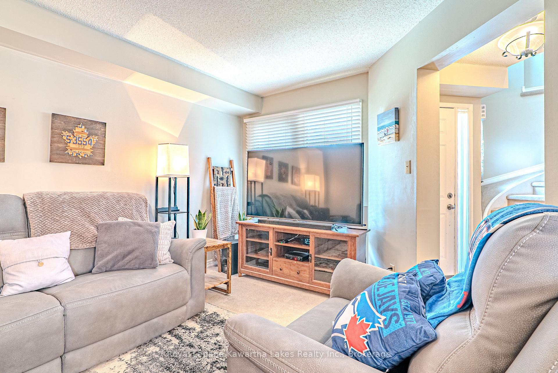 Photo 10 of 38 Lipton Crescent, Whitby, Pringle Creek — HOMEH