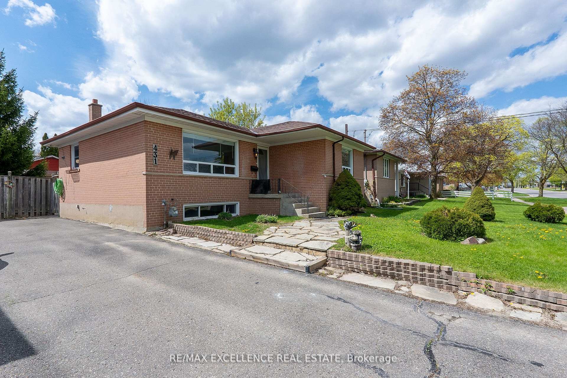 Photo 2 of 431 Delrex Boulevard, Halton Hills, Georgetown — HOMEH