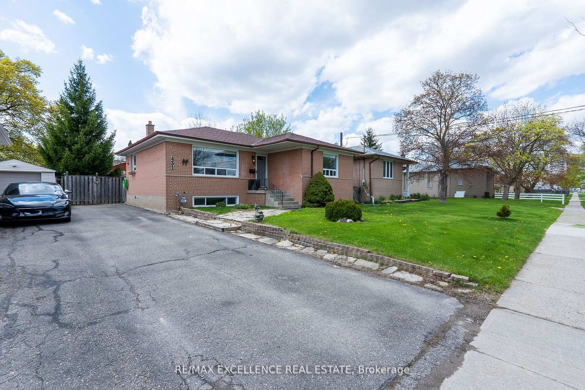 Photo 3 of 431 Delrex Boulevard, Halton Hills, Georgetown — HOMEH