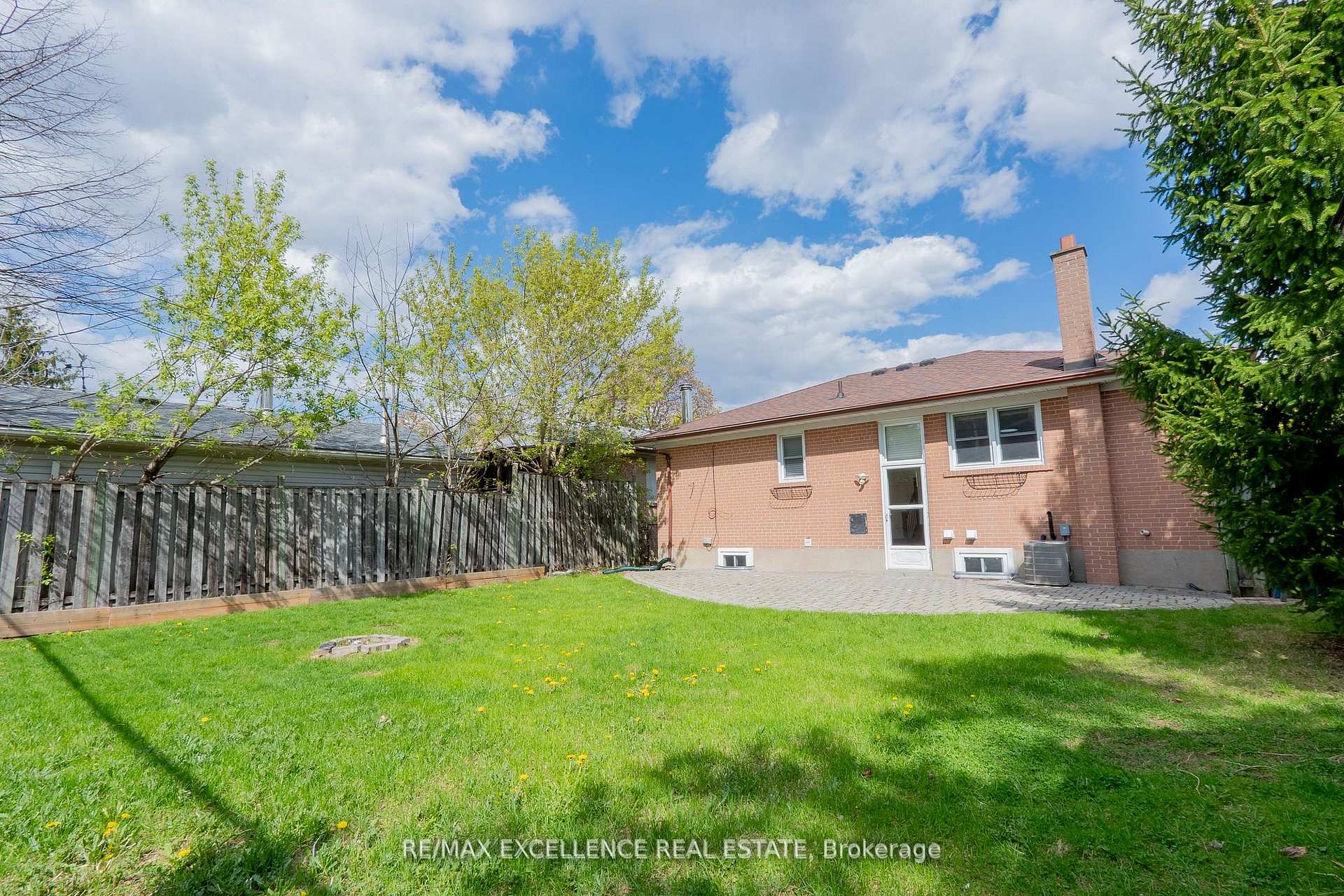 Photo 7 of 431 Delrex Boulevard, Halton Hills, Georgetown — HOMEH