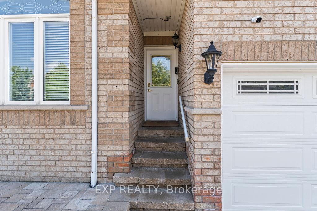 Photo 3 of 225 Ellis Crescent, Milton, Dempsey — HOMEH