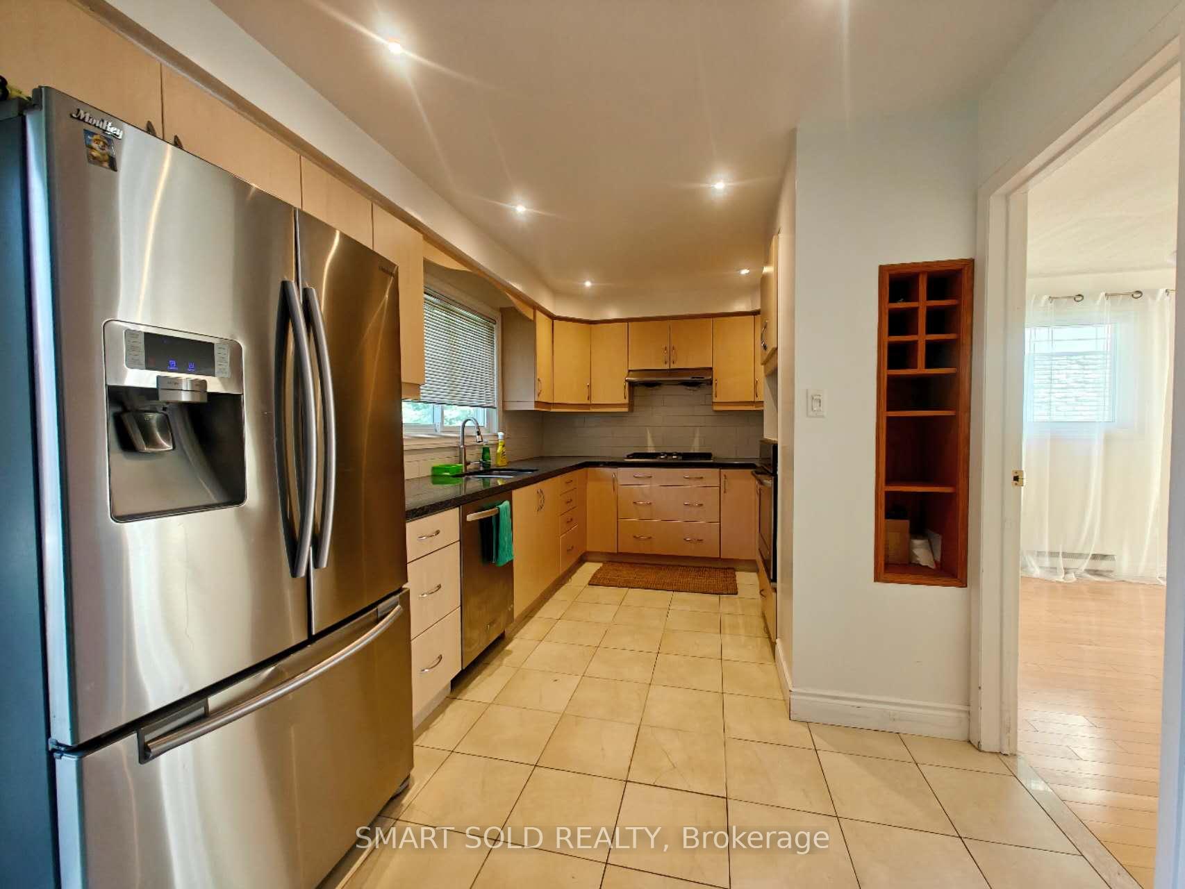 Photo 3 of 67 Emmeloord Crescent, Markham, Unionville — HOMEH