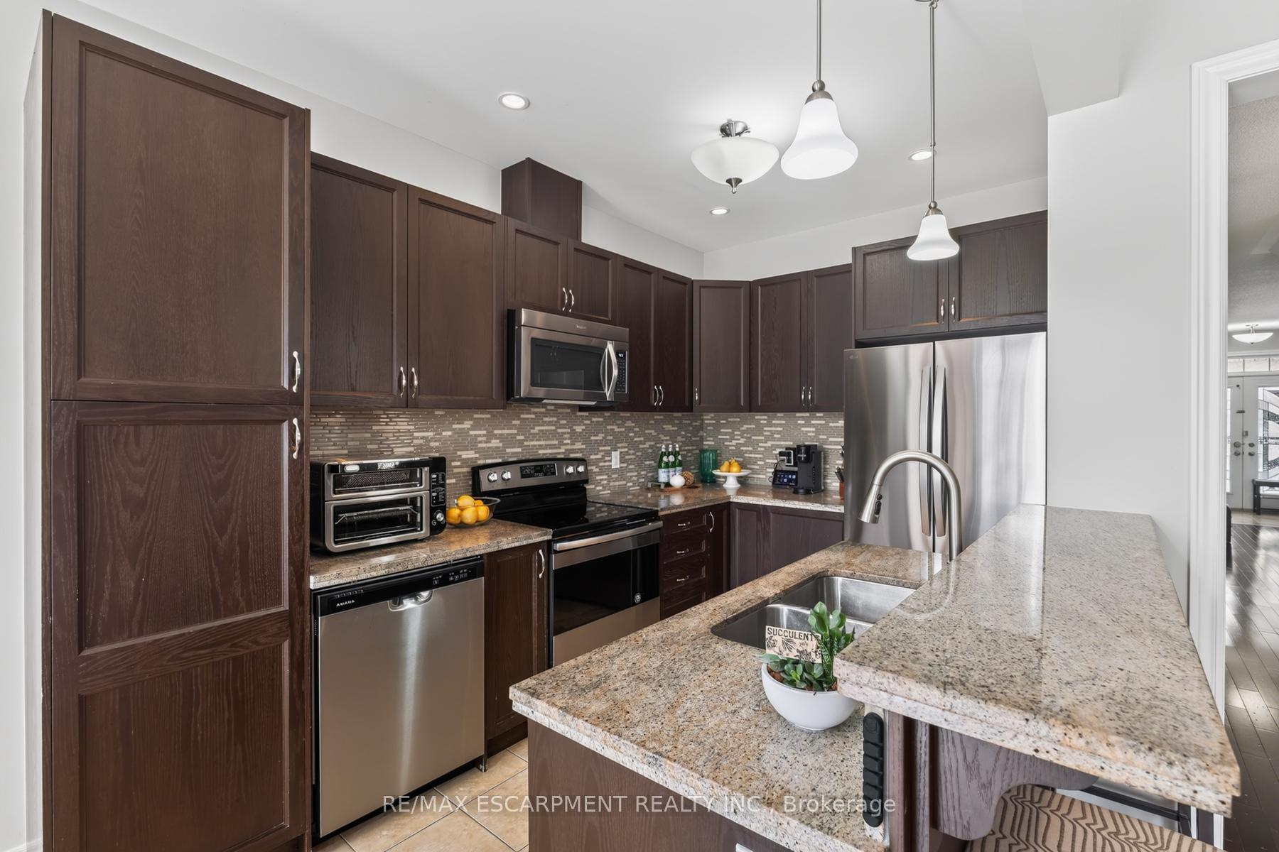 Photo 16 of 21 Summerberry Way, Hamilton, Carpenter — HOMEH