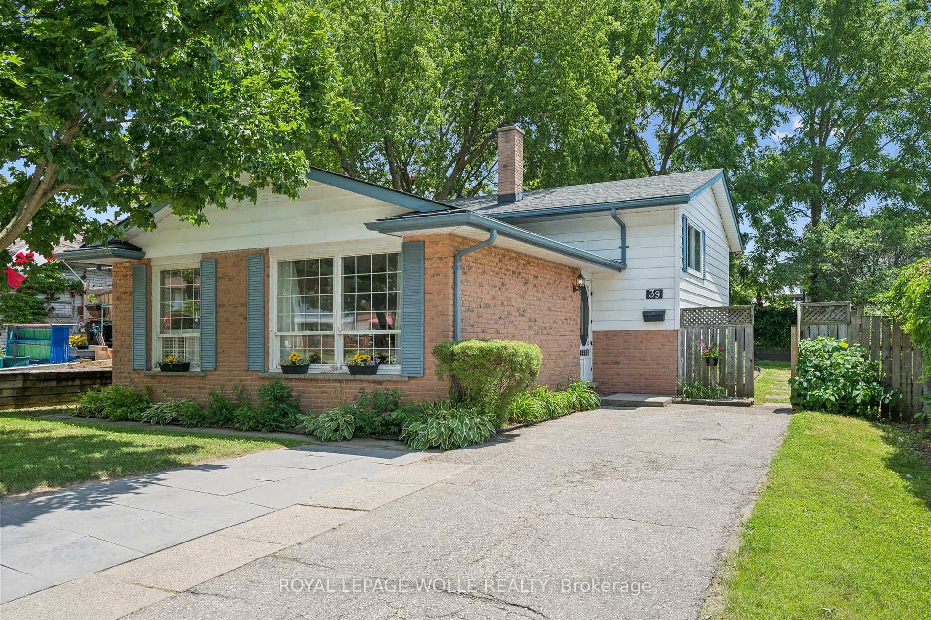 Photo 1 of 39 Shea Crescent, Kitchener, Laurentian Hills — HOMEH