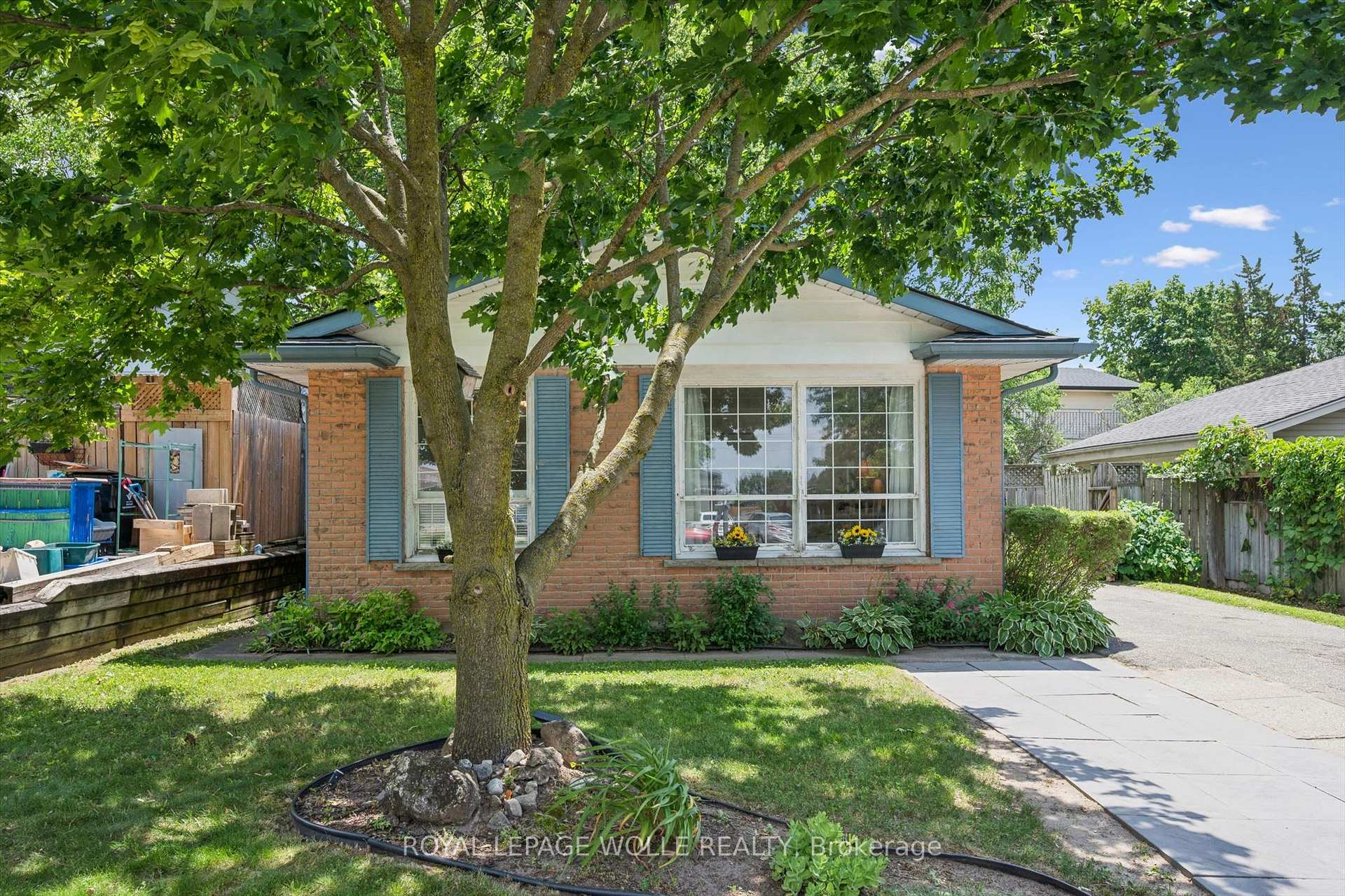 Photo 2 of 39 Shea Crescent, Kitchener, Laurentian Hills — HOMEH
