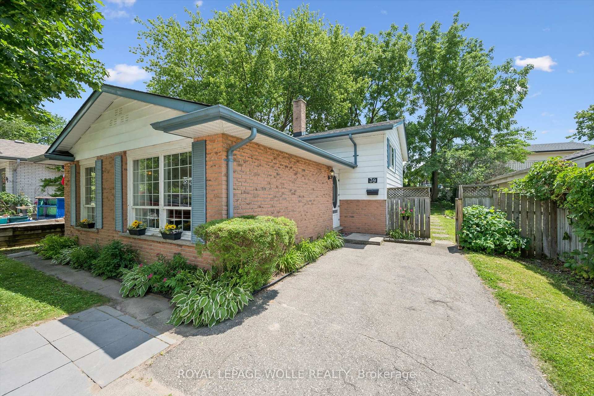 Photo 4 of 39 Shea Crescent, Kitchener, Laurentian Hills — HOMEH