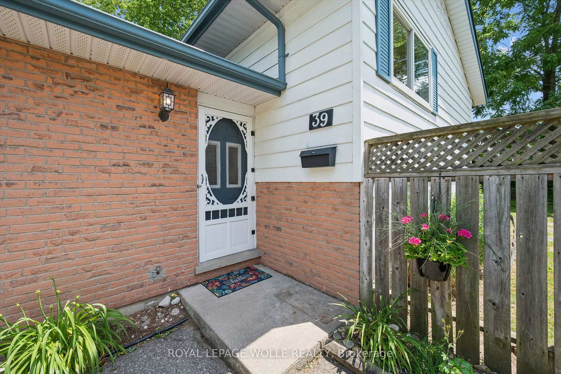 Photo 5 of 39 Shea Crescent, Kitchener, Laurentian Hills — HOMEH