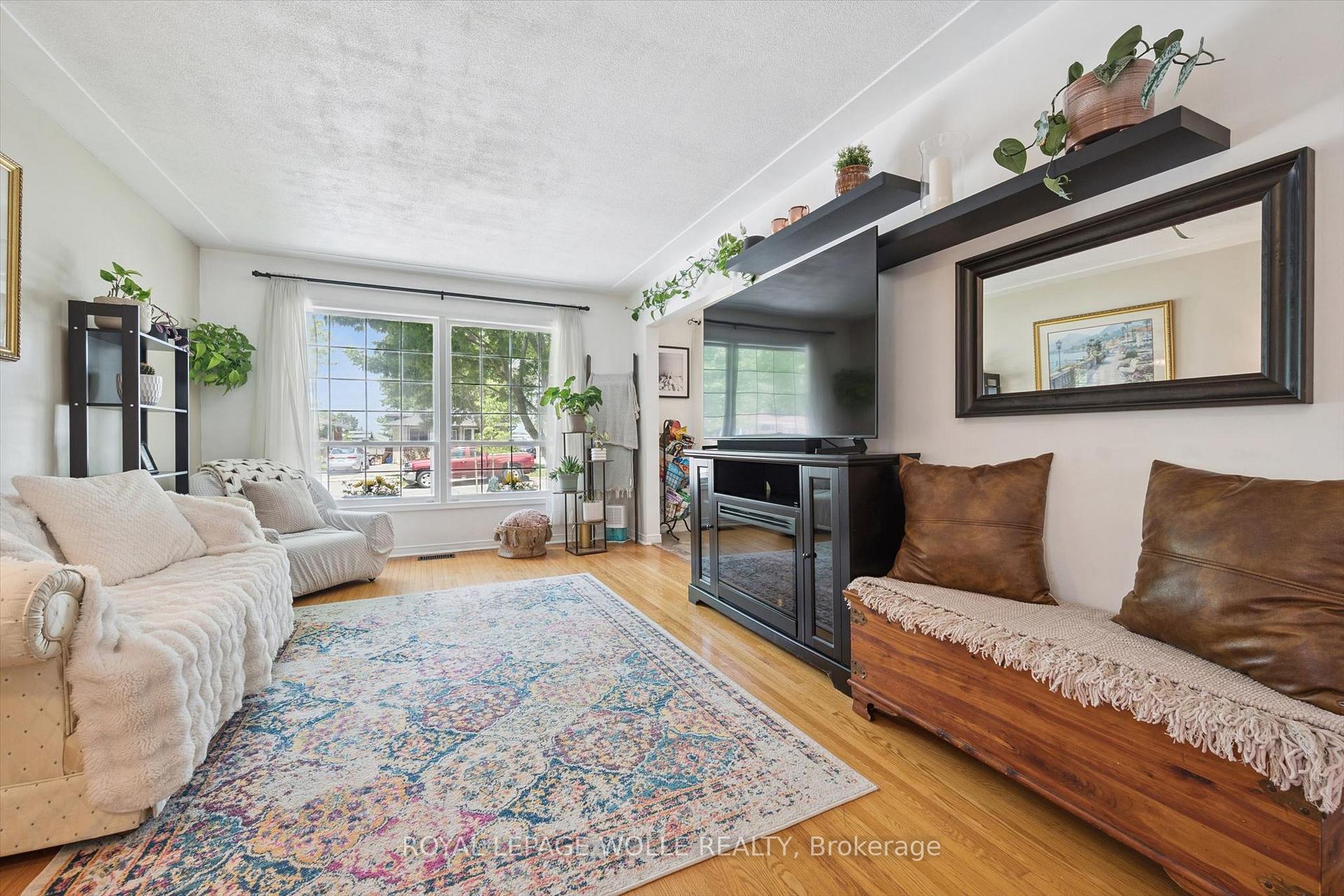 Photo 8 of 39 Shea Crescent, Kitchener, Laurentian Hills — HOMEH