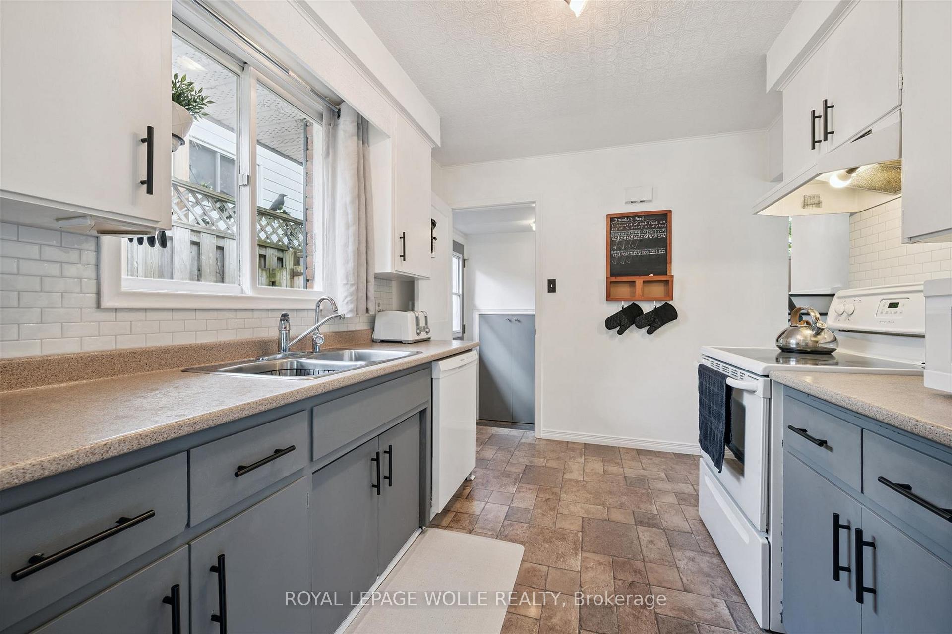 Photo 14 of 39 Shea Crescent, Kitchener, Laurentian Hills — HOMEH