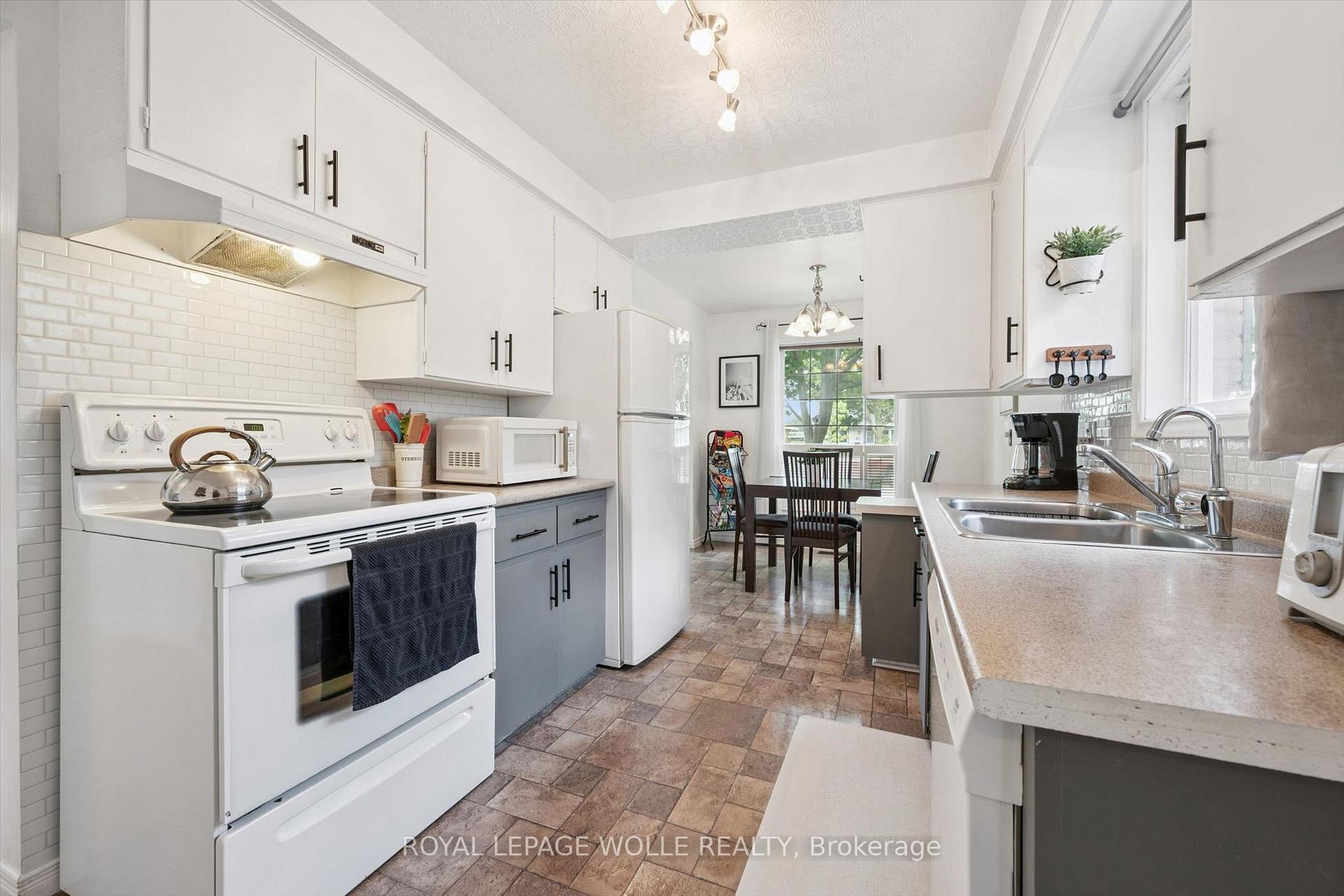 Photo 15 of 39 Shea Crescent, Kitchener, Laurentian Hills — HOMEH