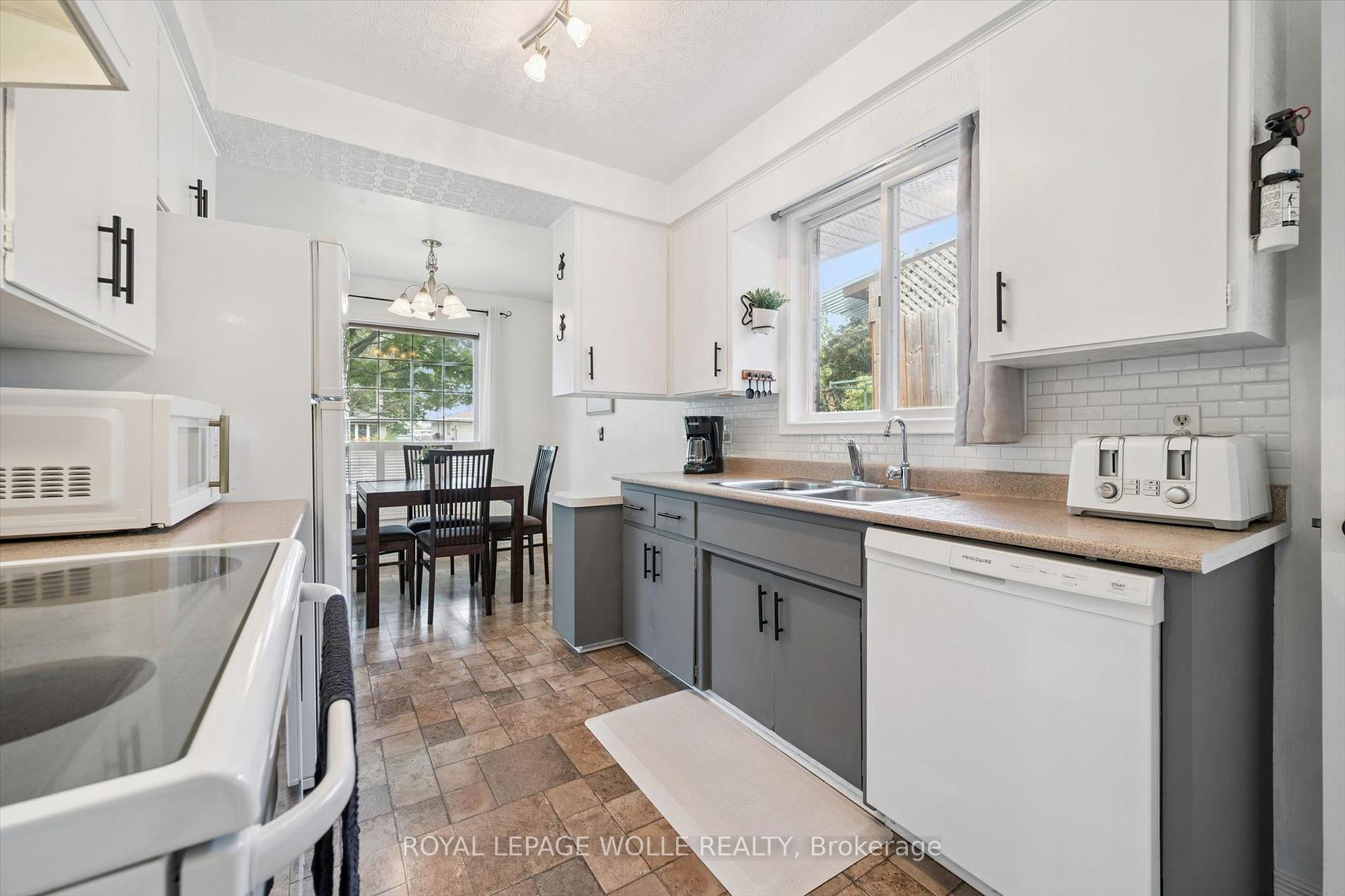 Photo 16 of 39 Shea Crescent, Kitchener, Laurentian Hills — HOMEH