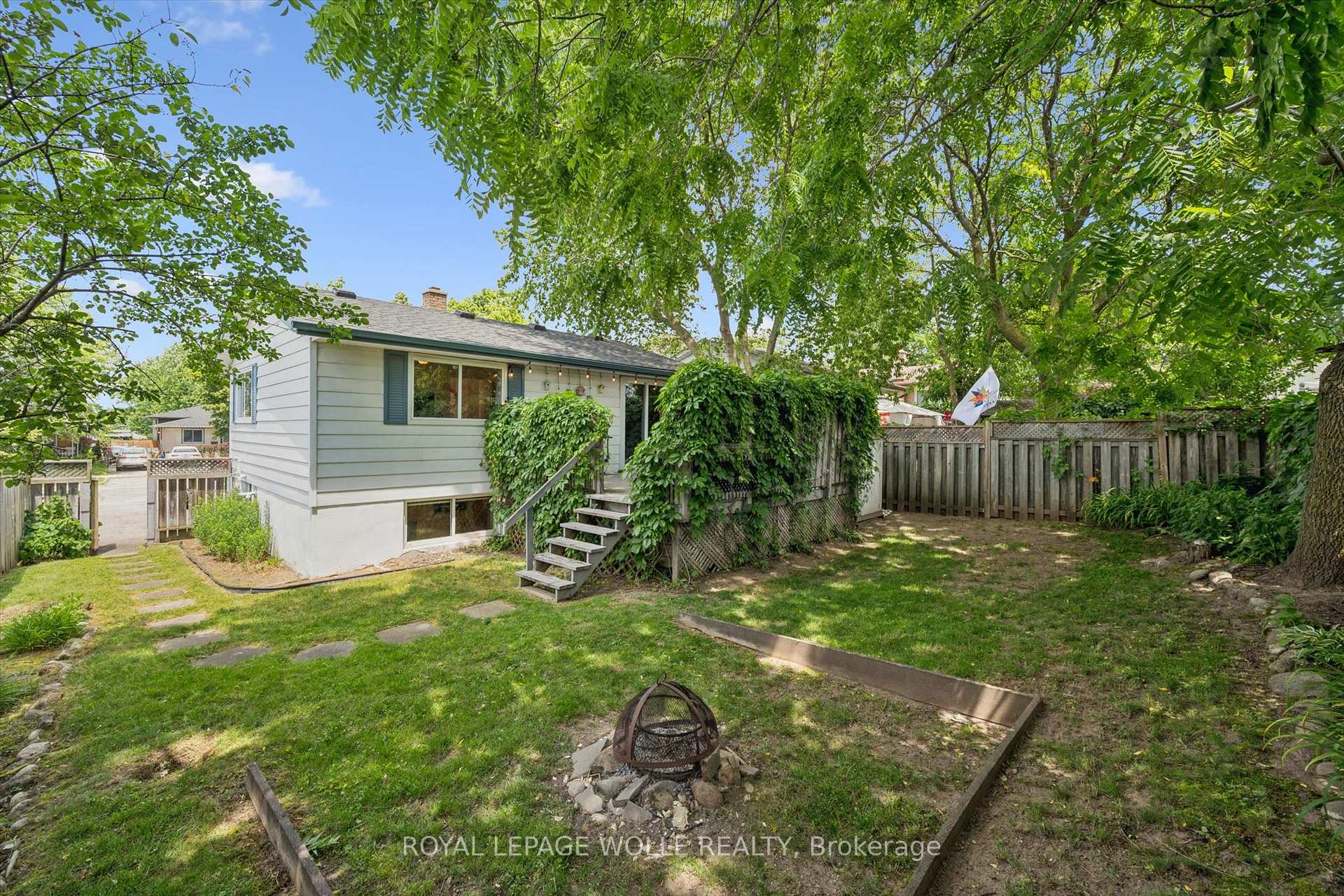 Photo 35 of 39 Shea Crescent, Kitchener, Laurentian Hills — HOMEH