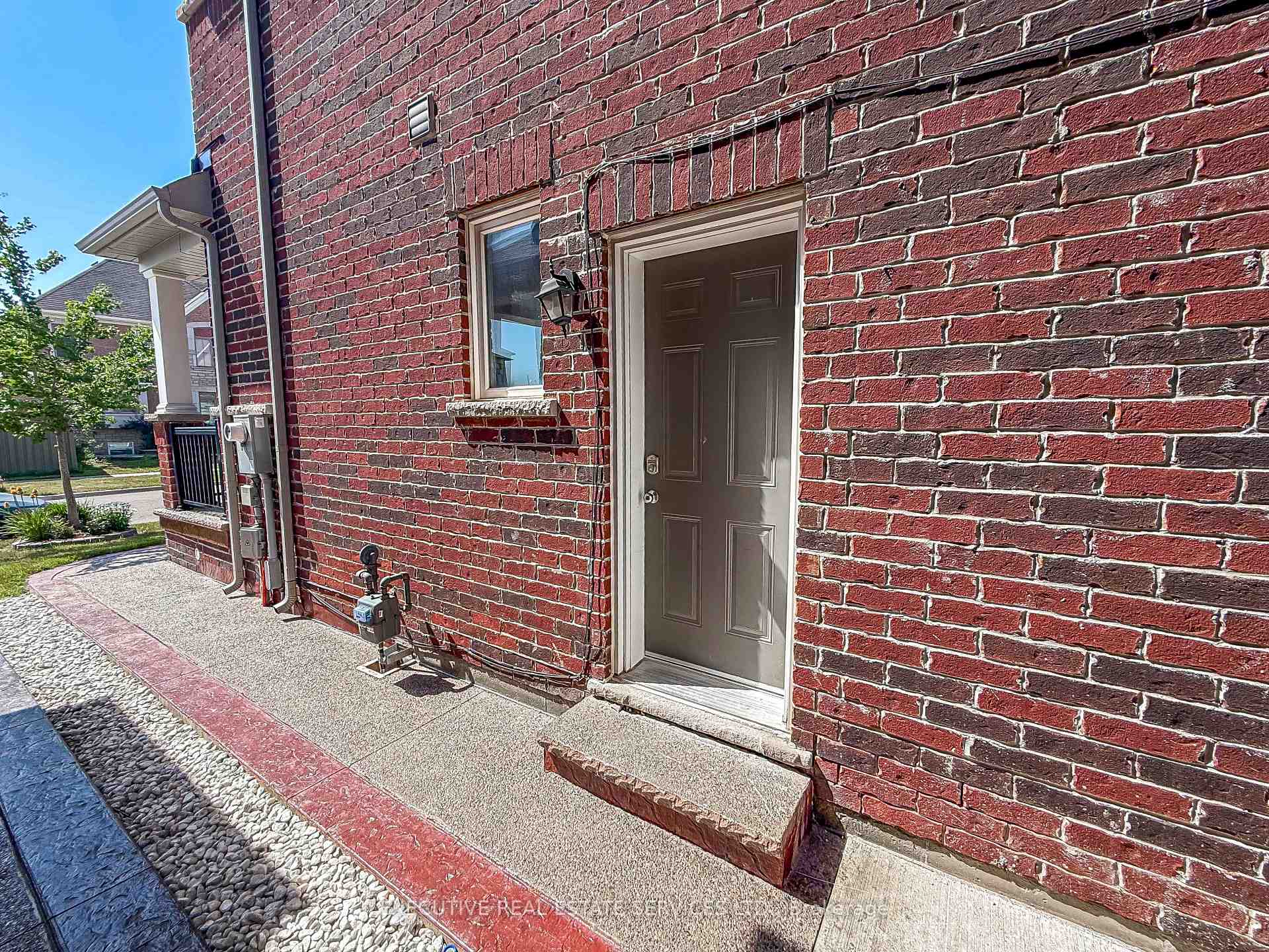 Photo 2 of 17 Forsyth Crescent, Brampton, Credit Valley — HOMEH