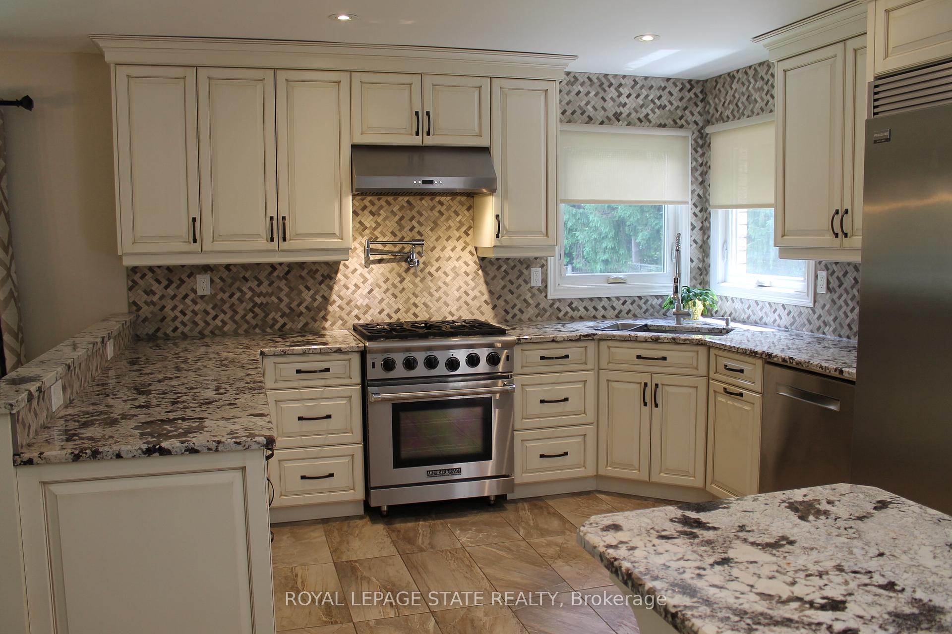 Photo 8 of 56 Carnegie Place, Hamilton, Ancaster — HOMEH