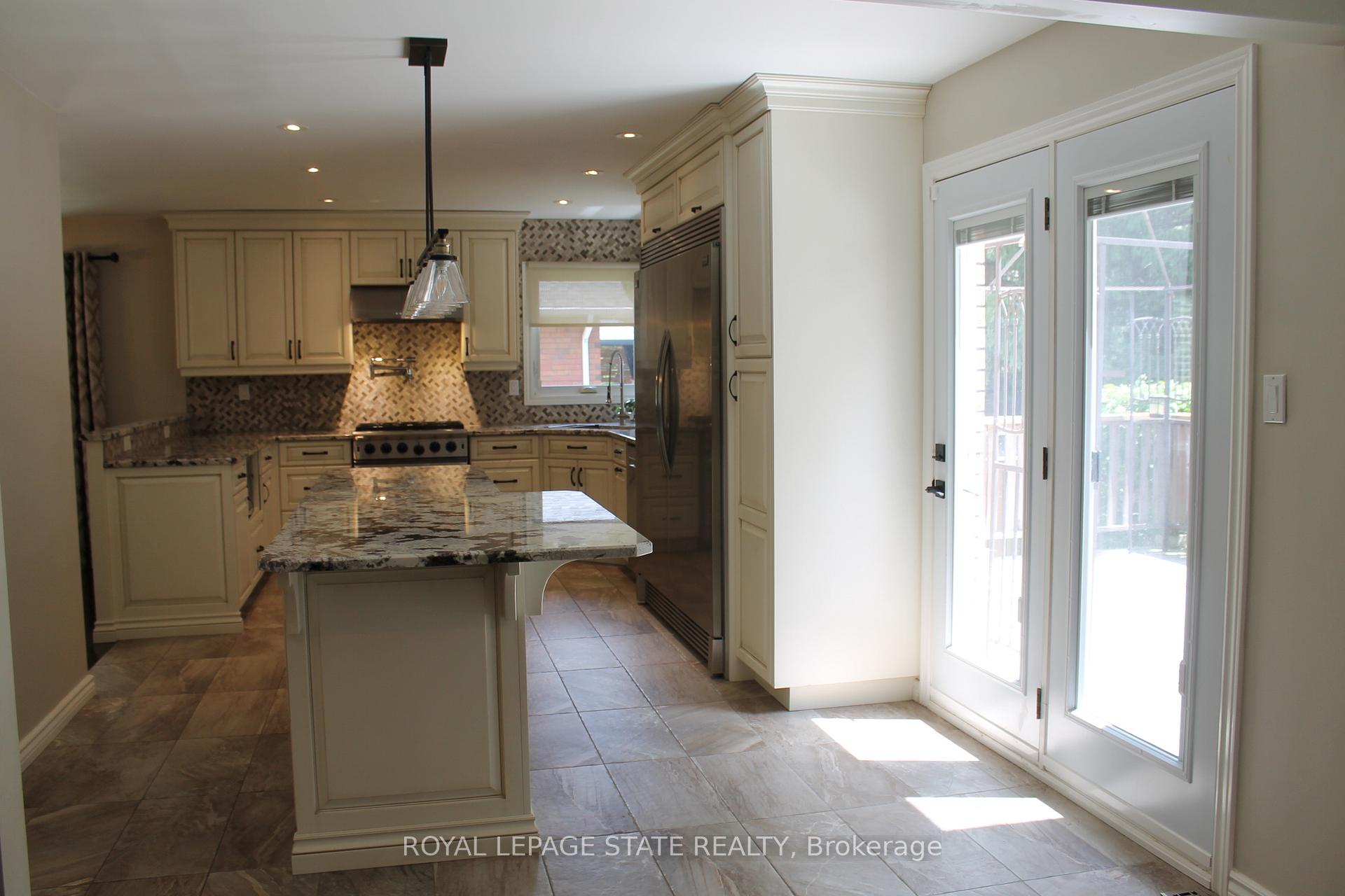 Photo 9 of 56 Carnegie Place, Hamilton, Ancaster — HOMEH