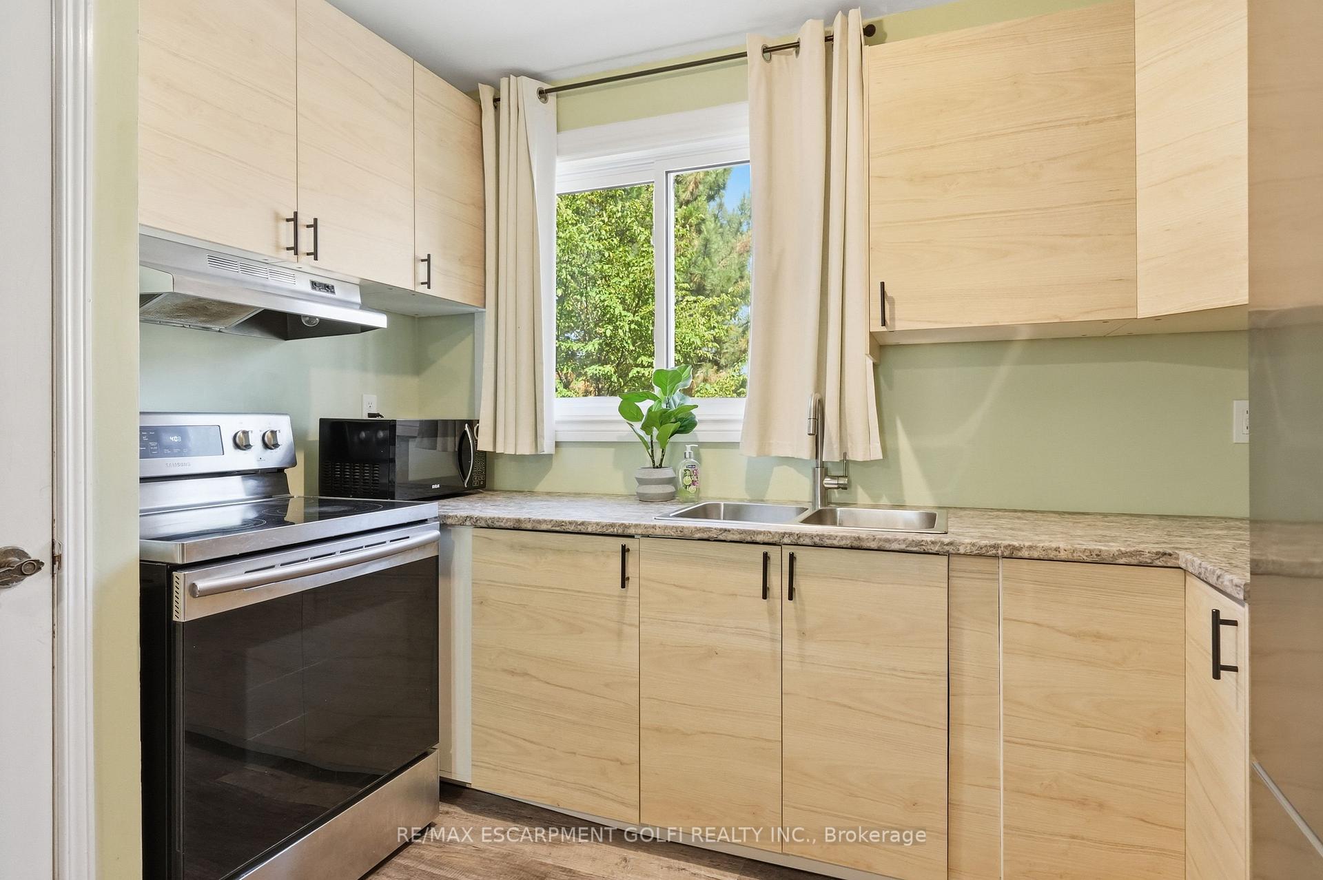 Photo 16 of Unit 14, 63 Fonthill Road, Hamilton, Fessenden — HOMEH