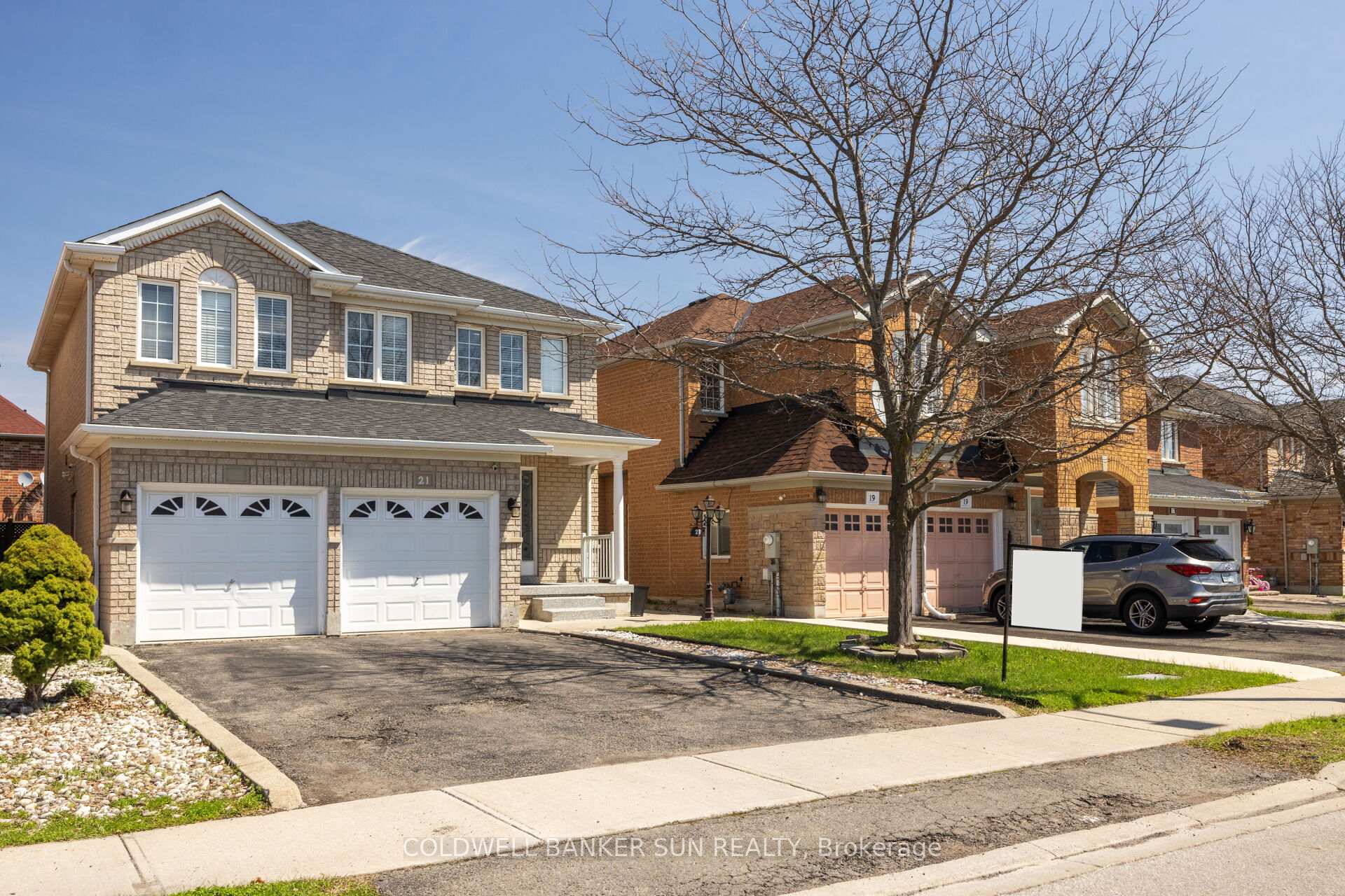 Photo 3 of 21 Sunnyview Road, Brampton, Fletcher's Meadow — HOMEH