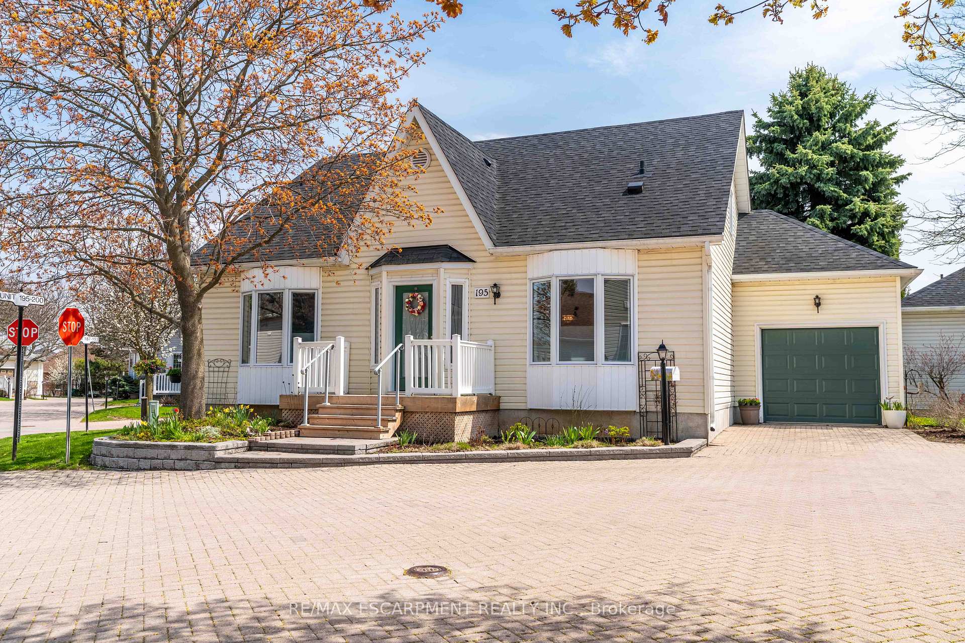 Photo 2 of 195 Silverbirch Boulevard, Hamilton, Rural Glanbrook — HOMEH