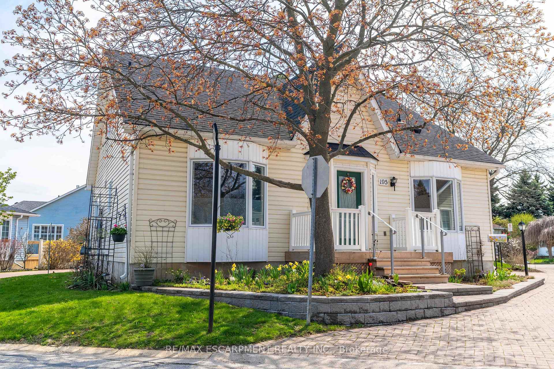 Photo 3 of 195 Silverbirch Boulevard, Hamilton, Rural Glanbrook — HOMEH