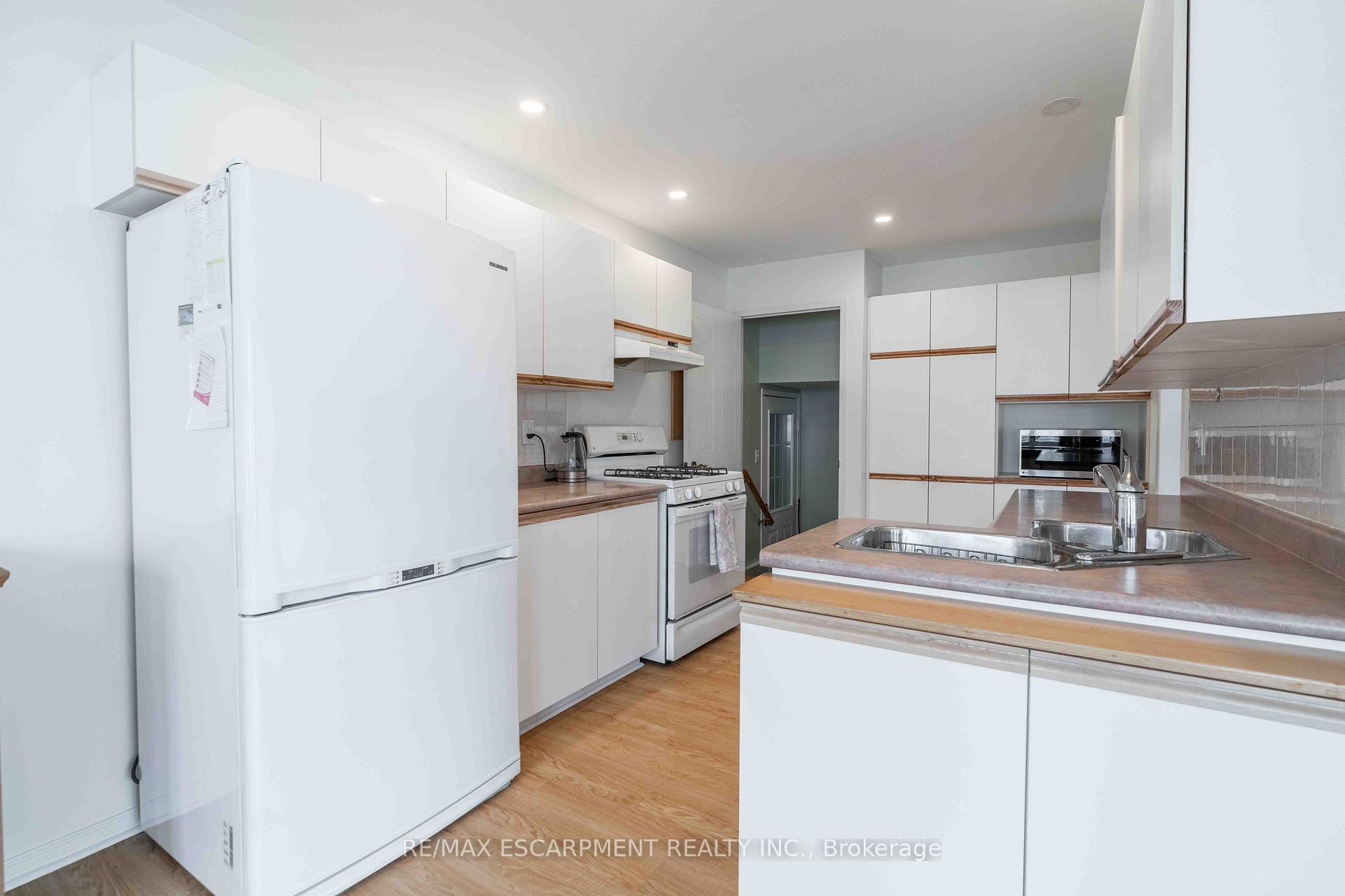 Photo 15 of 195 Silverbirch Boulevard, Hamilton, Rural Glanbrook — HOMEH