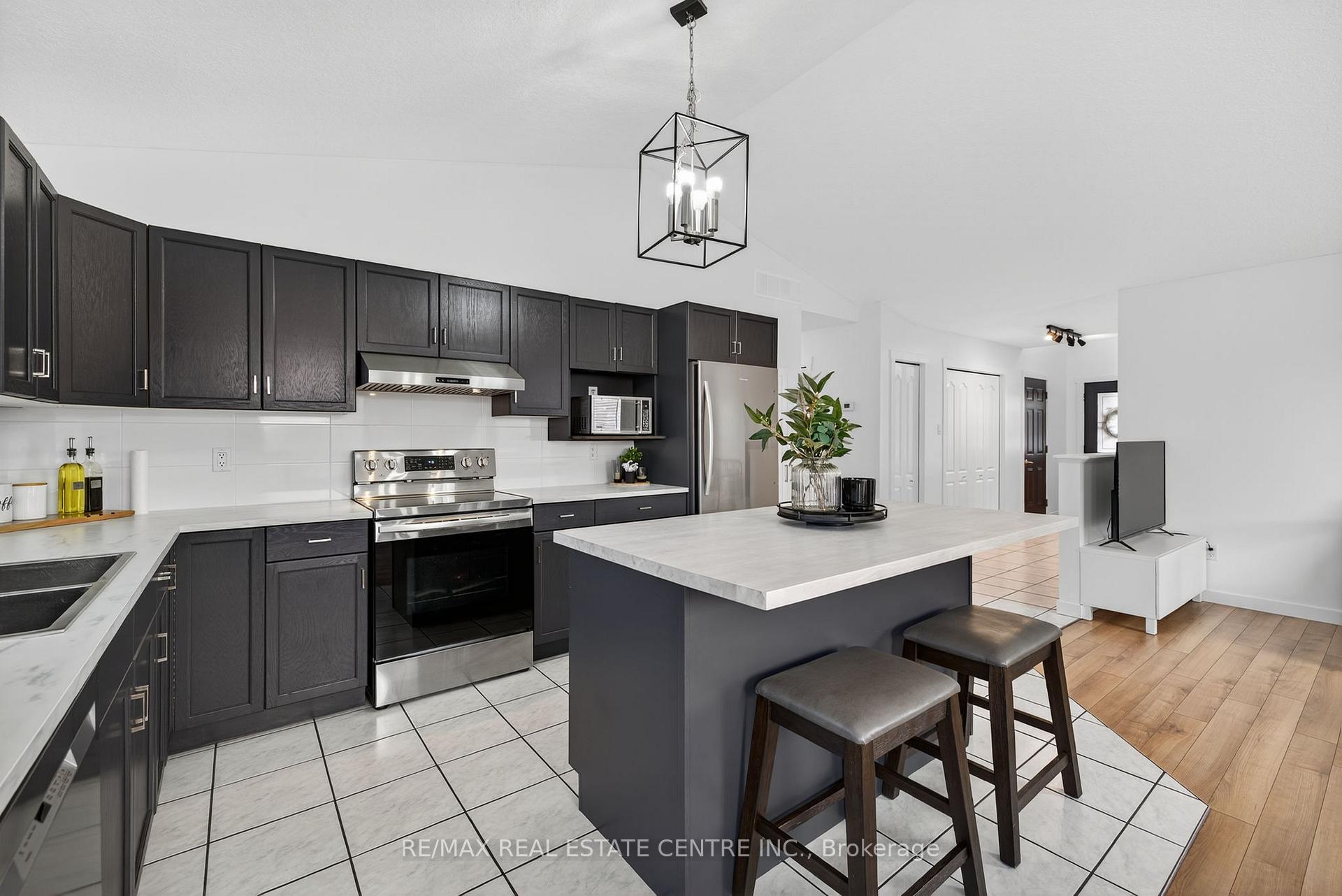Photo 17 of 103 Hunter Road, Orangeville — HOMEH