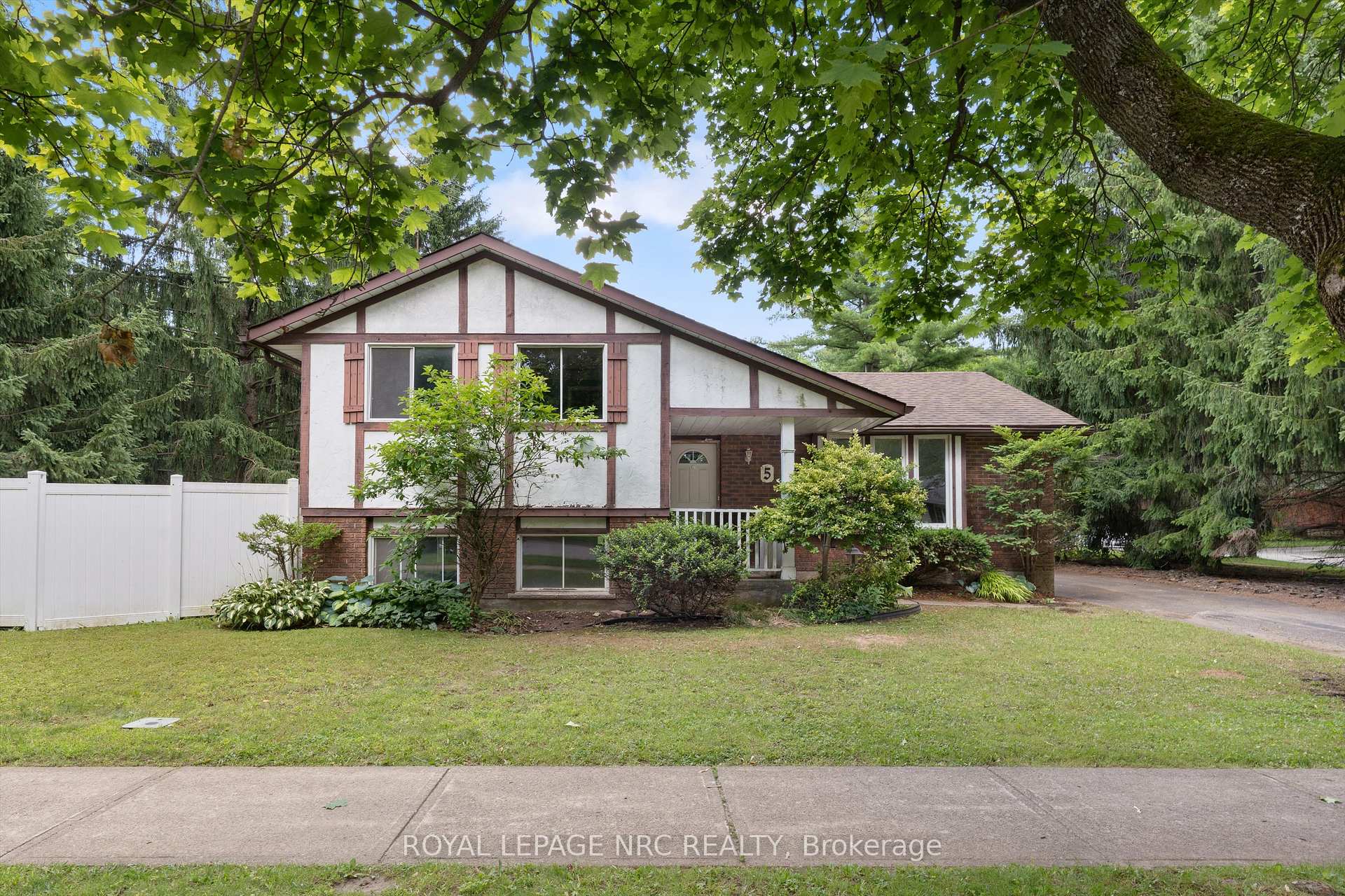 Photo 1 of 5 Fallingbrook Drive, Pelham, Fonthill — HOMEH