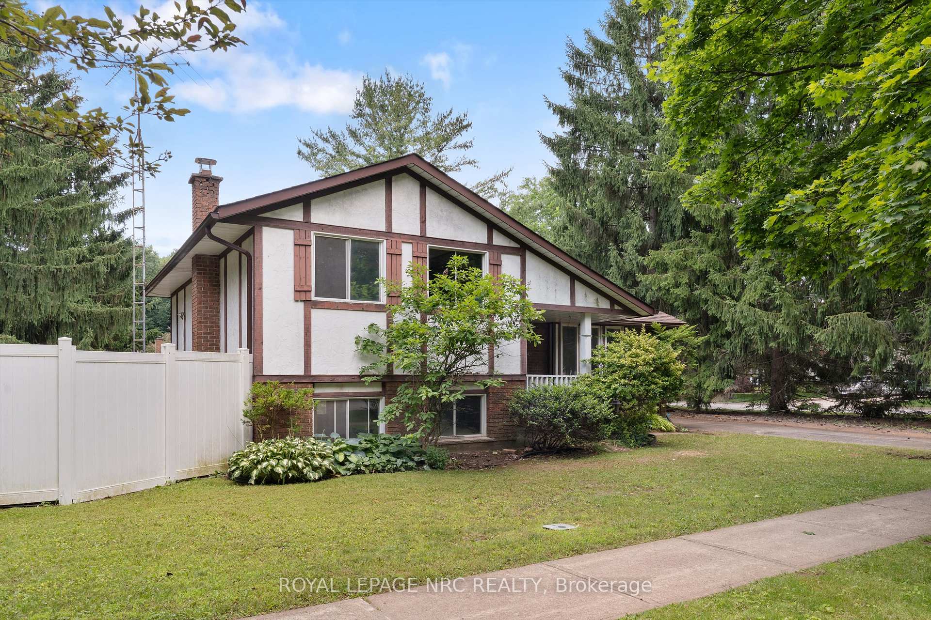 Photo 2 of 5 Fallingbrook Drive, Pelham, Fonthill — HOMEH
