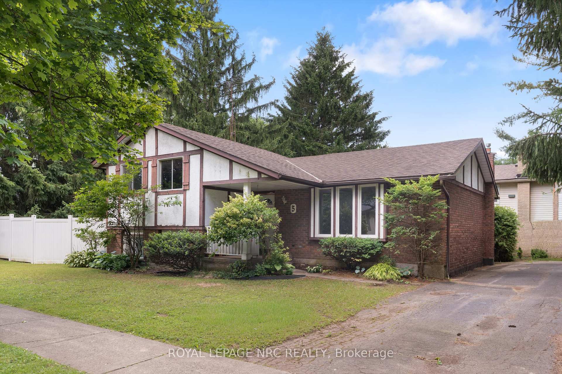 Photo 3 of 5 Fallingbrook Drive, Pelham, Fonthill — HOMEH