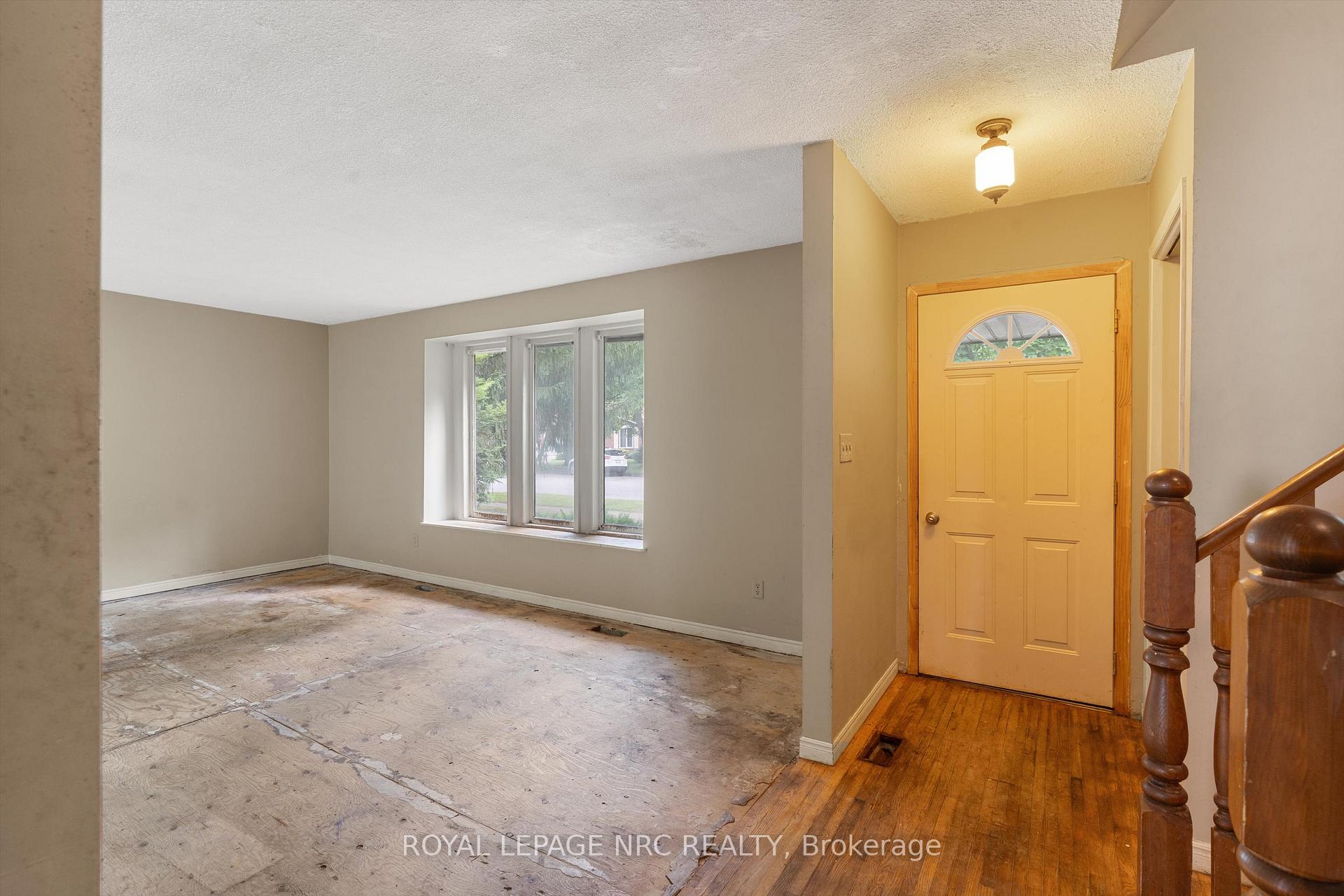 Photo 6 of 5 Fallingbrook Drive, Pelham, Fonthill — HOMEH
