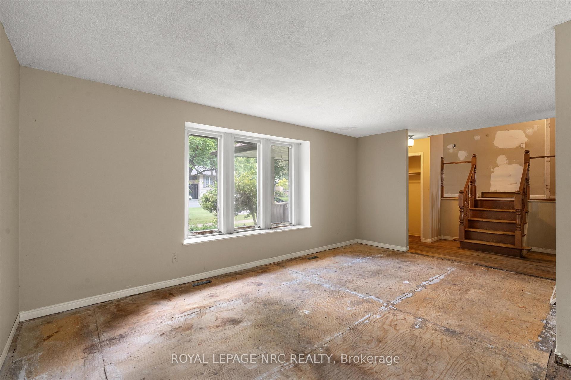 Photo 7 of 5 Fallingbrook Drive, Pelham, Fonthill — HOMEH