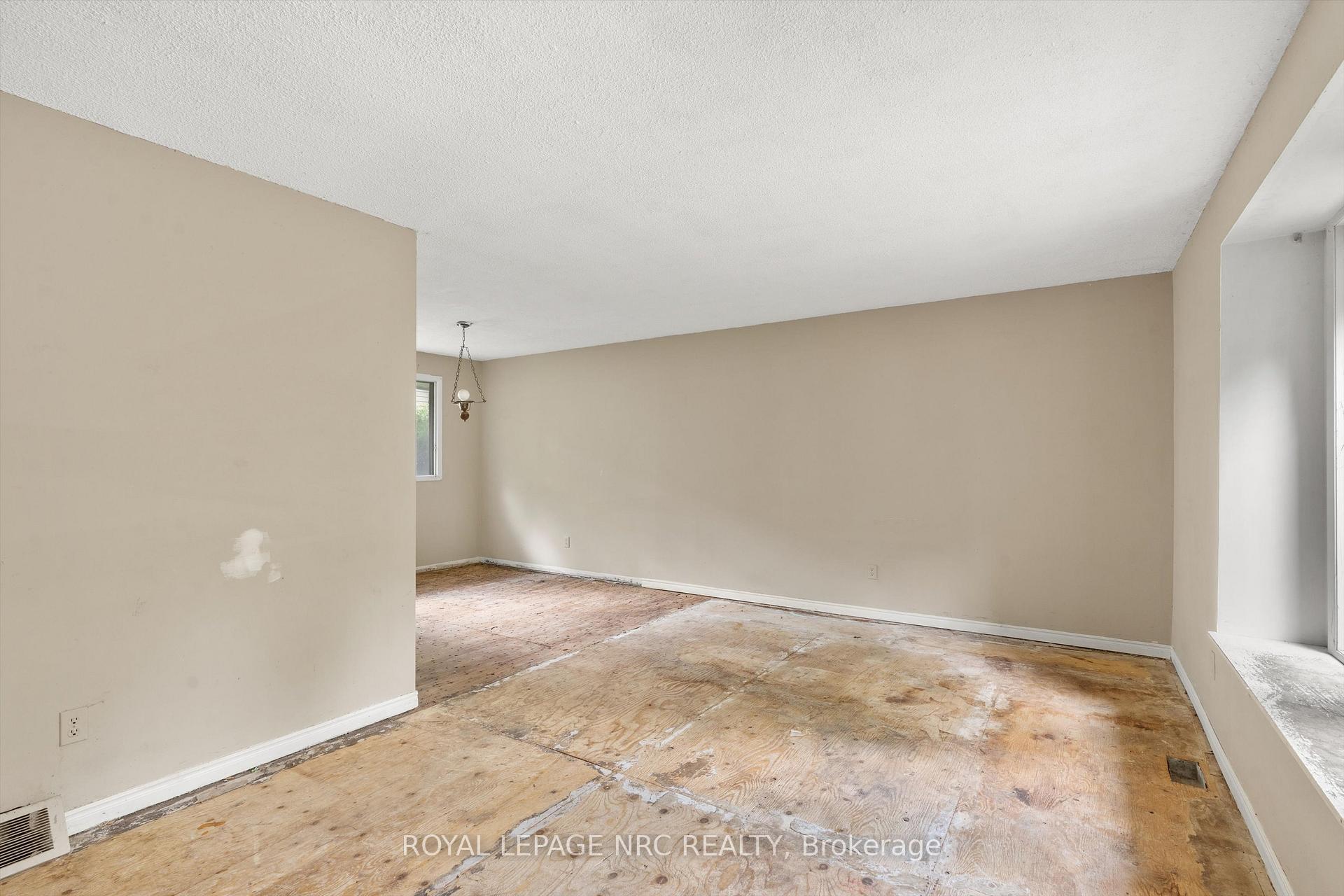 Photo 11 of 5 Fallingbrook Drive, Pelham, Fonthill — HOMEH