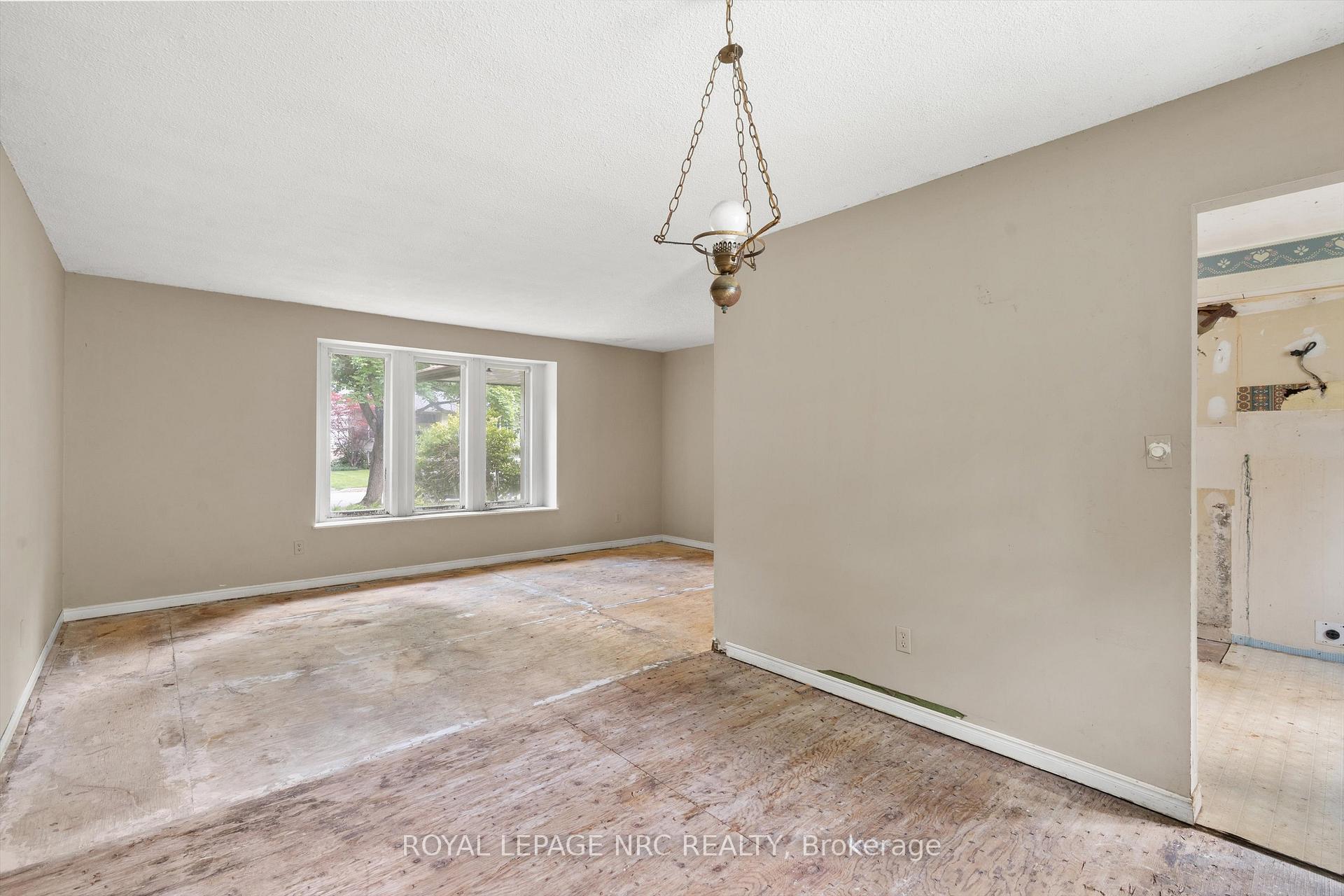 Photo 14 of 5 Fallingbrook Drive, Pelham, Fonthill — HOMEH