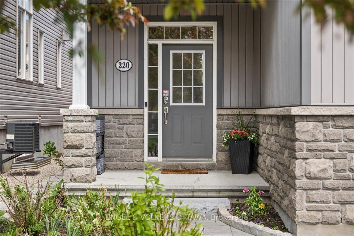 Photo 2 of 220 Harthill Way, Ottawa, Barrhaven - Heritage Park — HOMEH