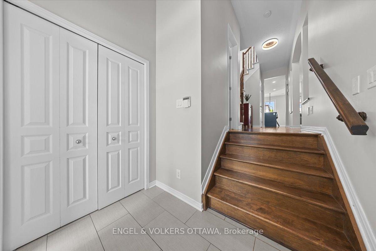 Photo 4 of 220 Harthill Way, Ottawa, Barrhaven - Heritage Park — HOMEH