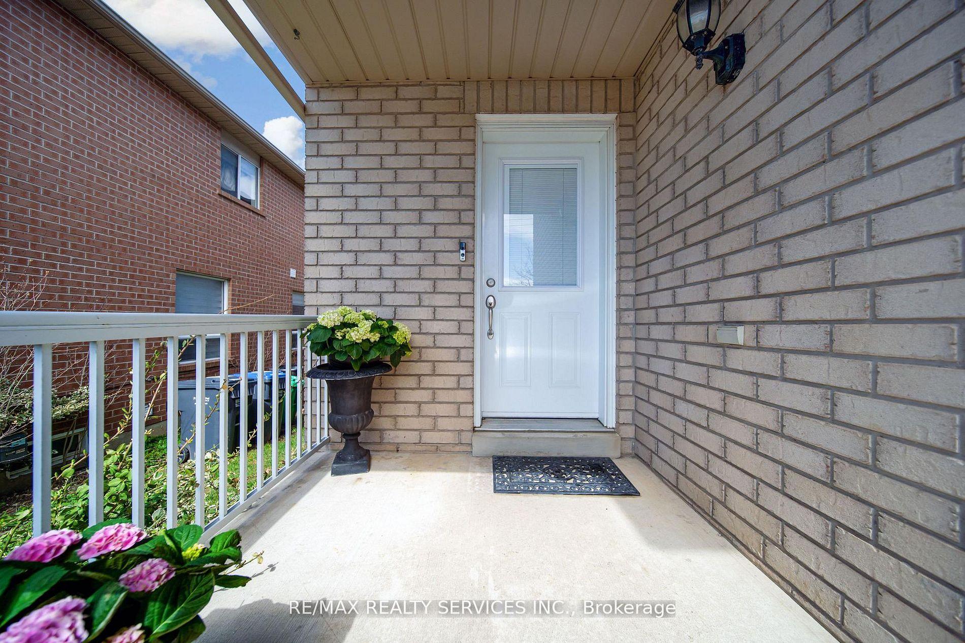 Photo 3 of 81 Roadmaster Lane, Brampton, Fletcher's Meadow — HOMEH