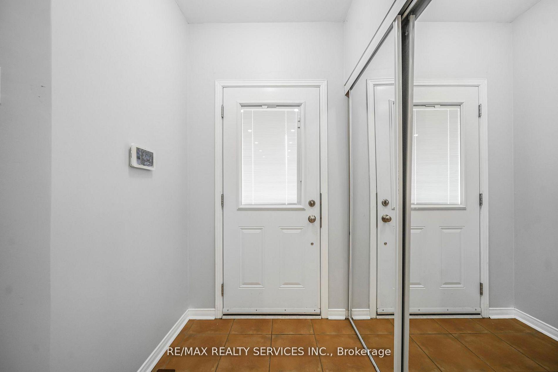 Photo 4 of 81 Roadmaster Lane, Brampton, Fletcher's Meadow — HOMEH