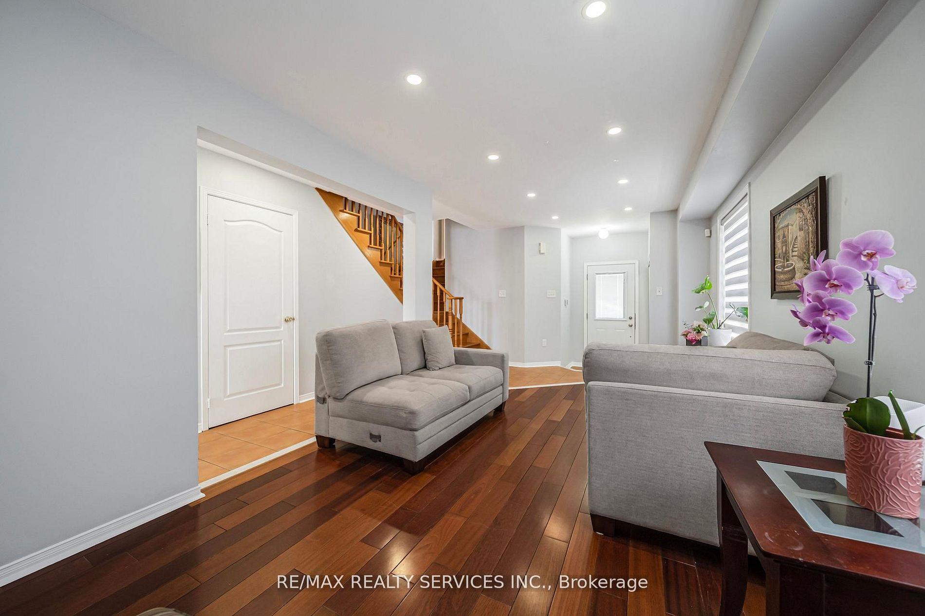 Photo 10 of 81 Roadmaster Lane, Brampton, Fletcher's Meadow — HOMEH